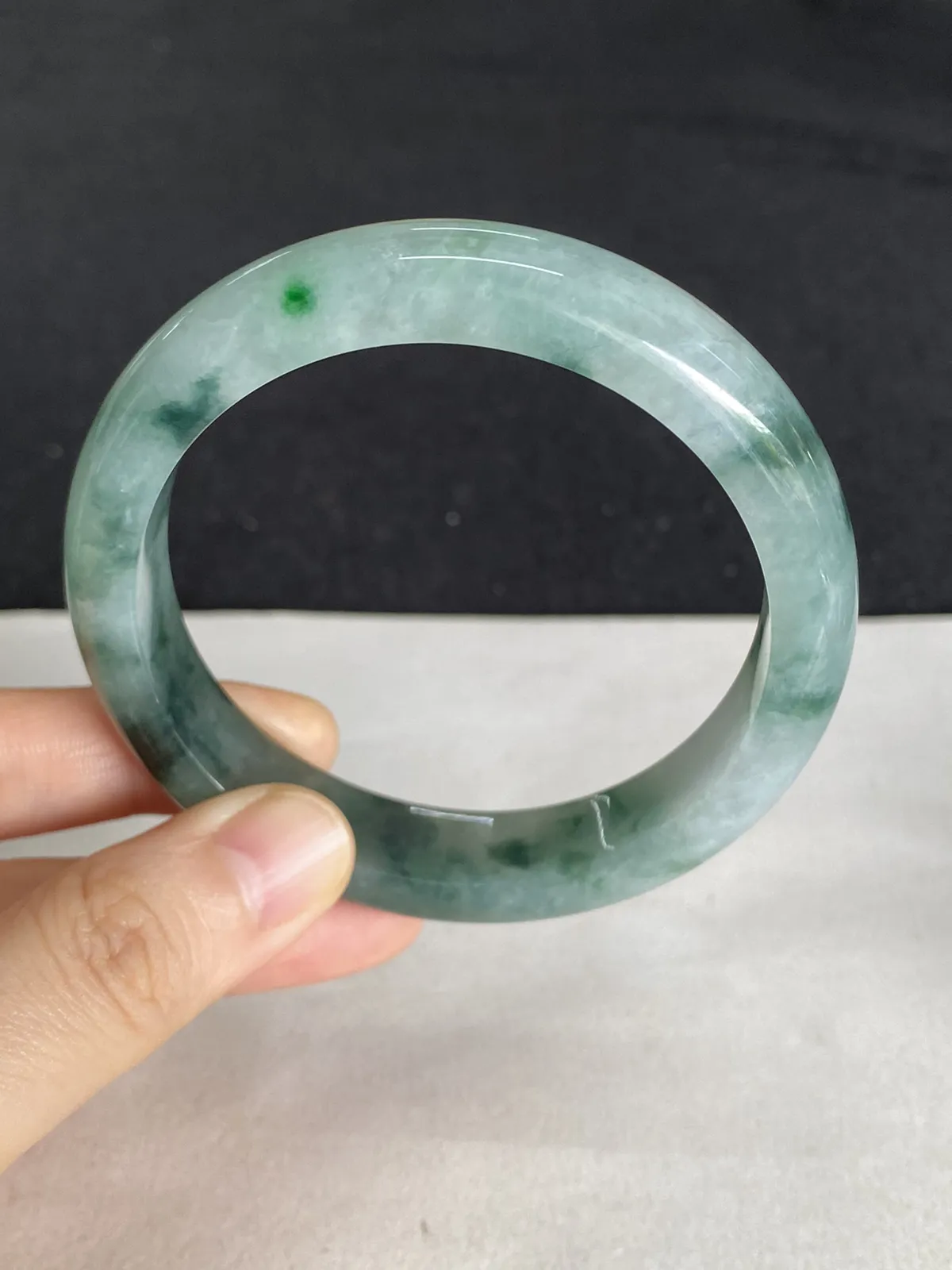 正圈56.5圈口，翡翠糯化种飘绿手镯