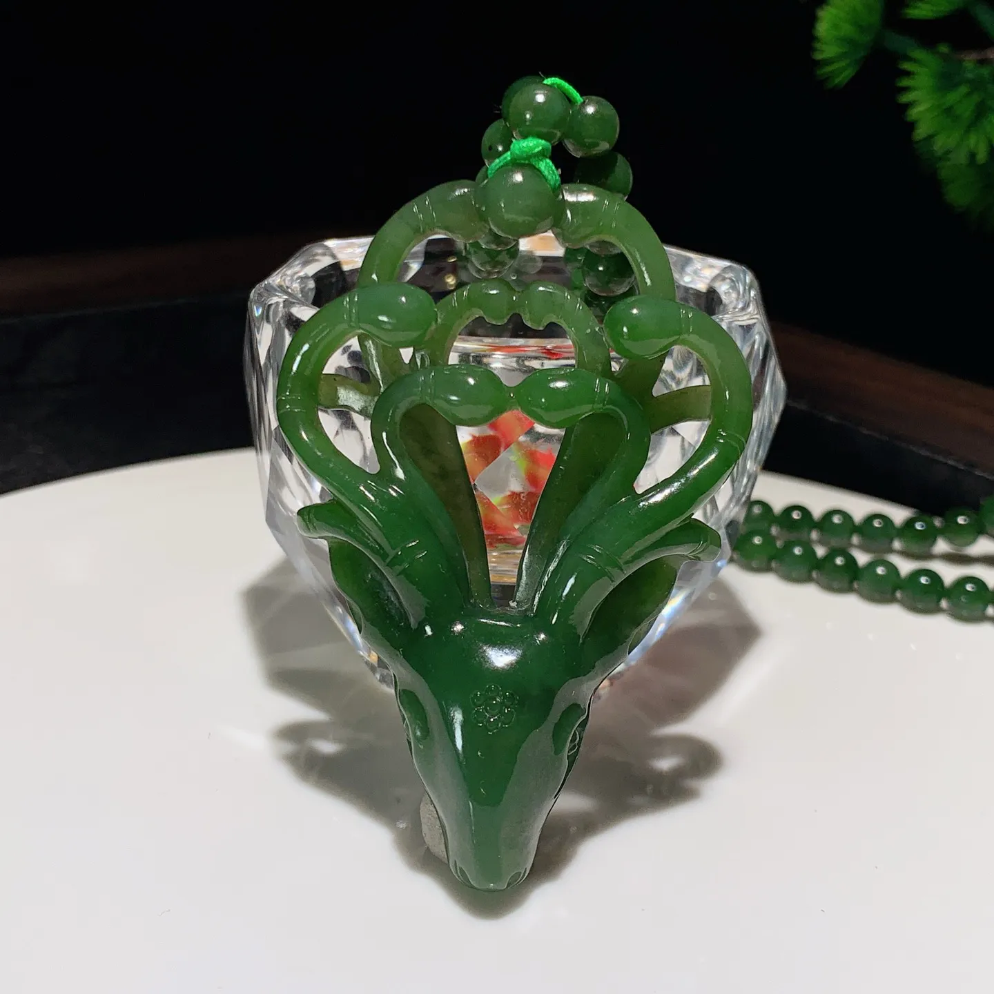 和田玉菠菜绿俄罗斯碧玉一路向前鹿头挂件。尺寸70/46/15重70克。玉质细腻油润。手推出油。佩戴高端典雅。lt251113