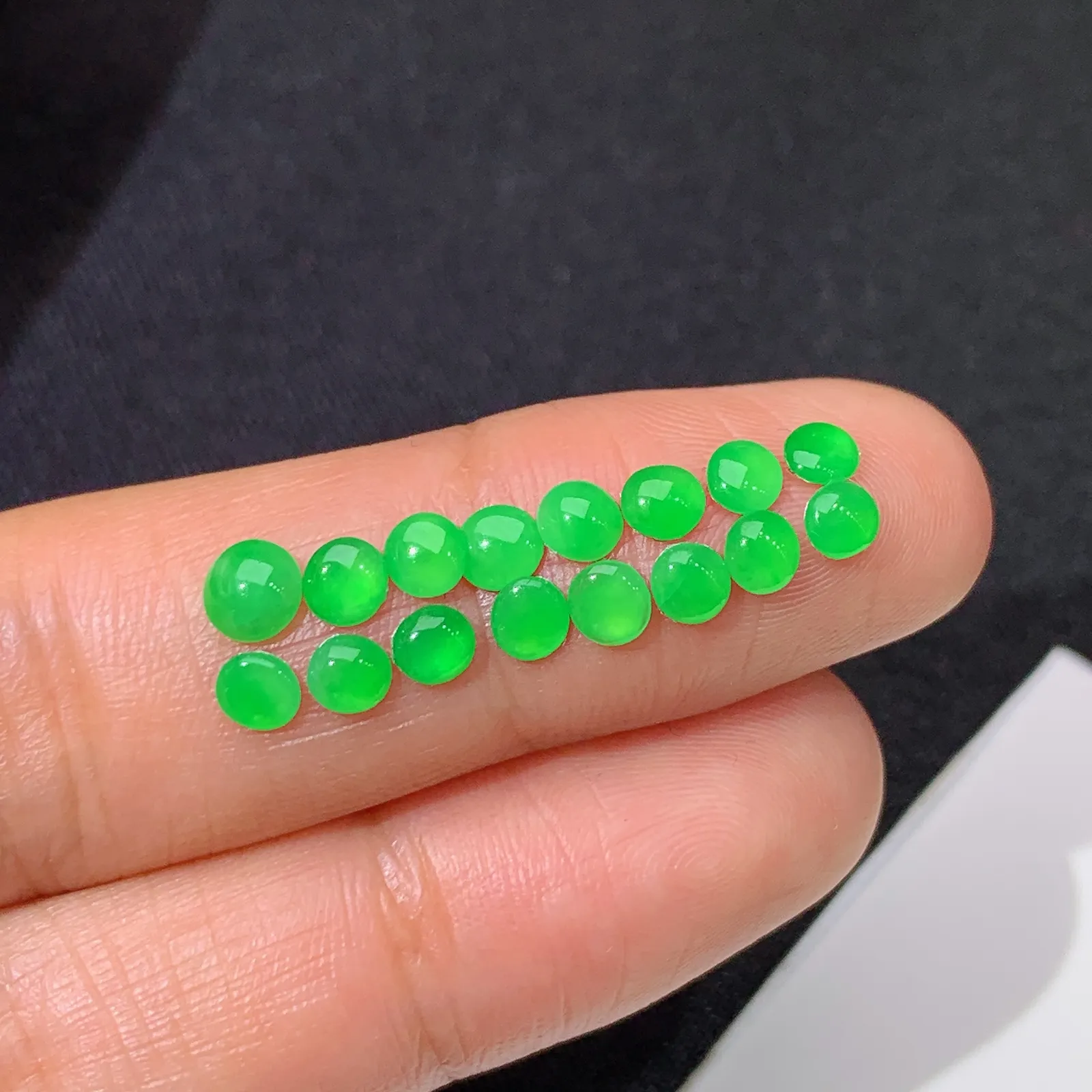 冰阳绿蛋面一手，镶嵌佳品，冰润色阳，玉质细腻，种水足 尺寸3.9*3.7*1.8