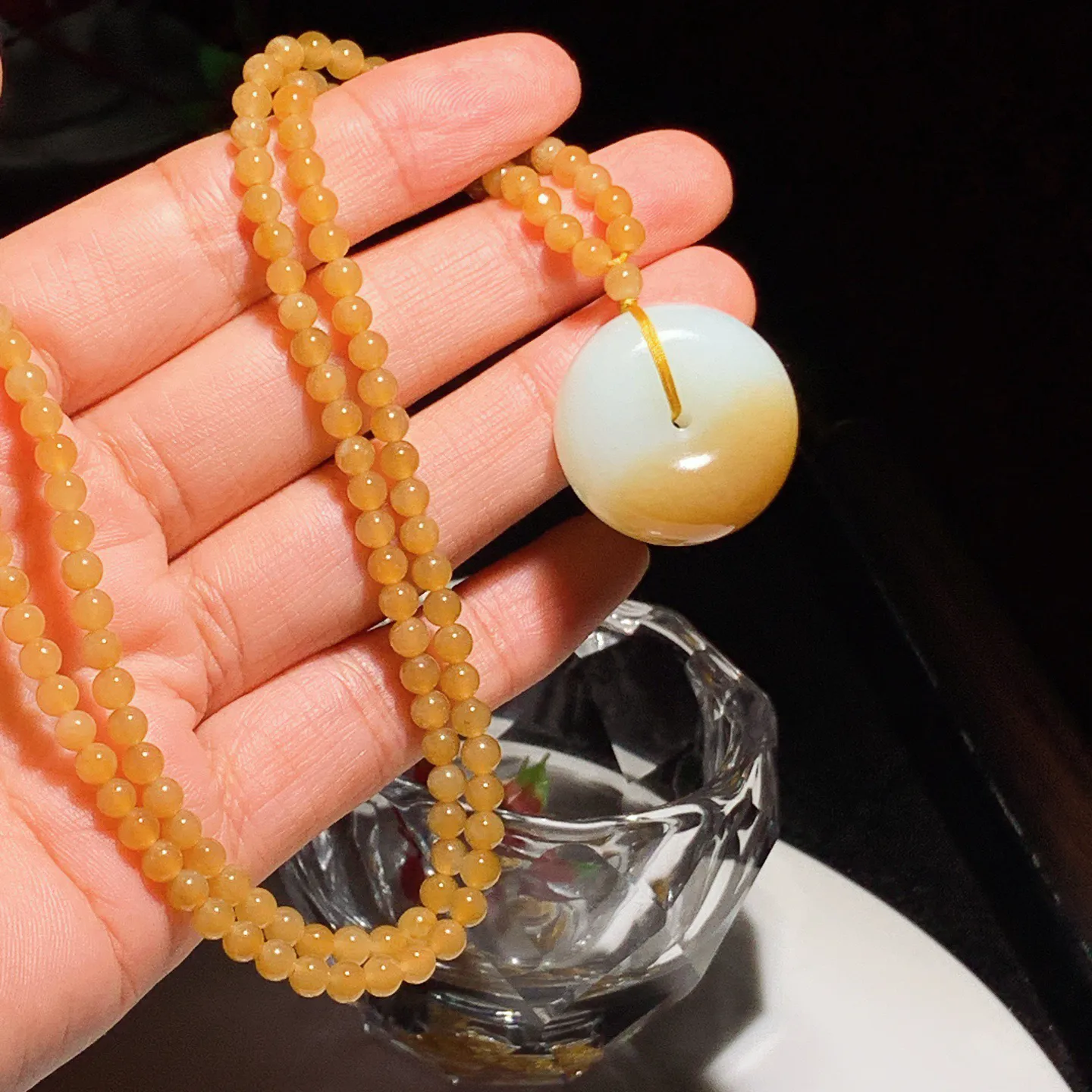 新疆和田玉且末糖平安扣挂件。尺寸25/13/重31克。玉质细腻油润。手推出油。佩戴高端典雅。lt251113