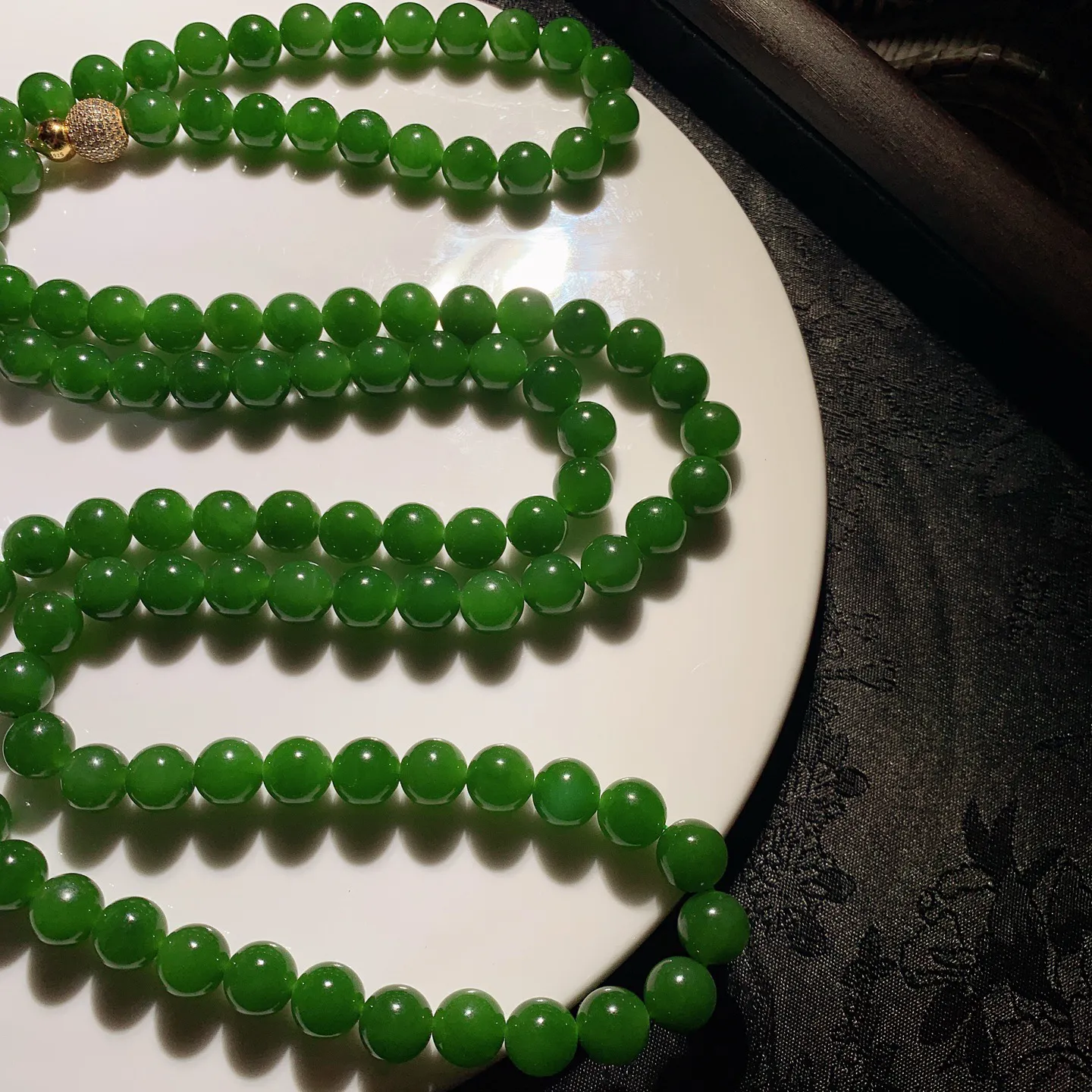 和田玉鲜阳绿俄罗斯碧玉108佛珠项链。单颗尺寸9重144克。玉质细腻油润。手推出油。佩戴高端典雅。lt251113
