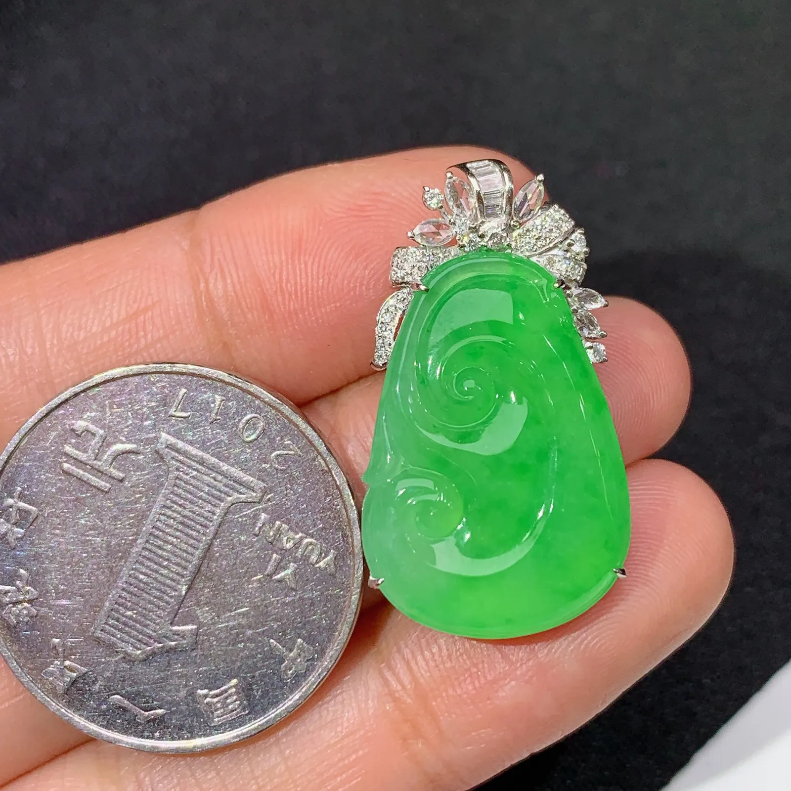 阳绿如意吊坠，18k金镶嵌，色泽鲜阳，冰润细腻，种水足 尺寸29.1*16.1*6.4