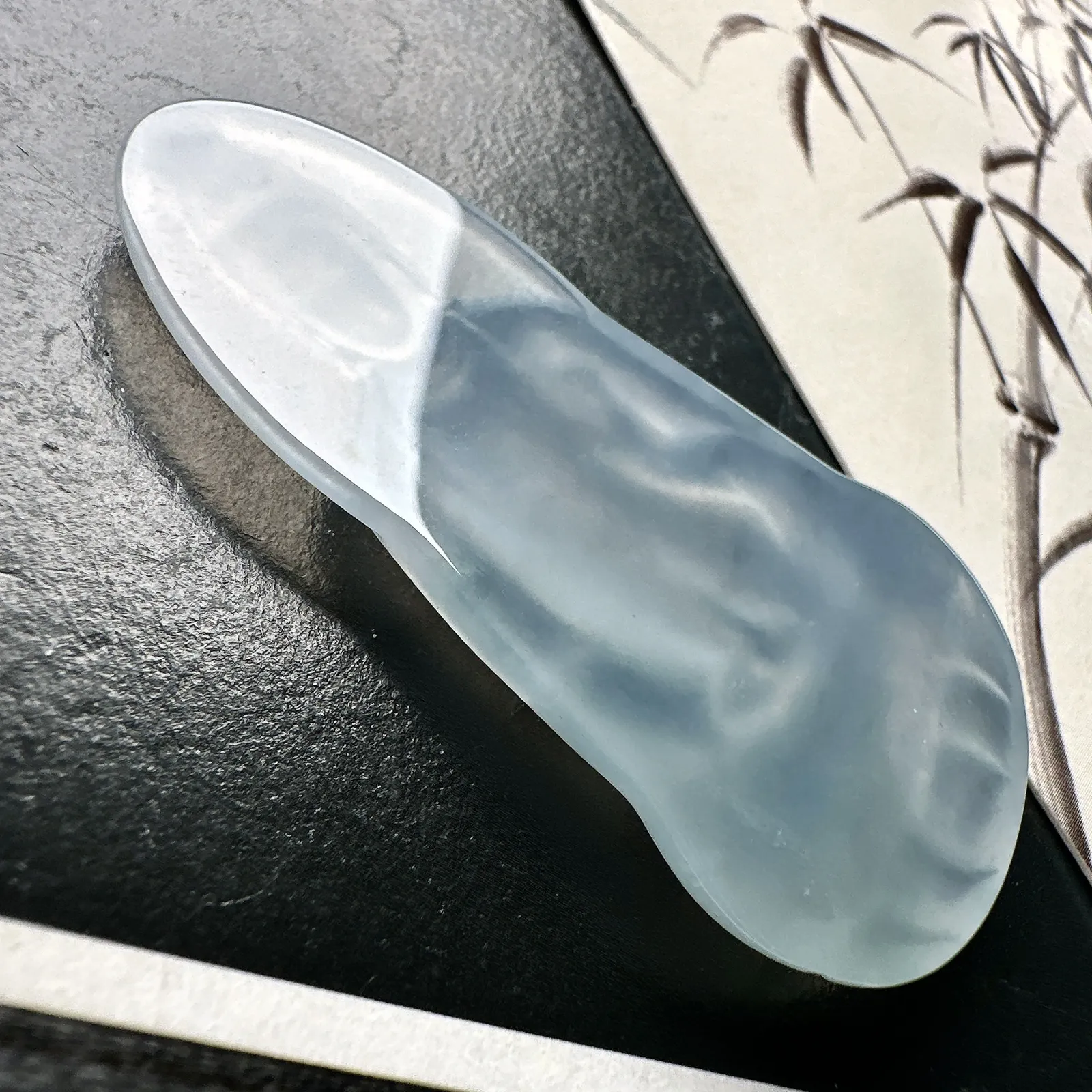 【冰种素衣观音】质地细腻，通透度上佳，冰感十足，适合佩戴