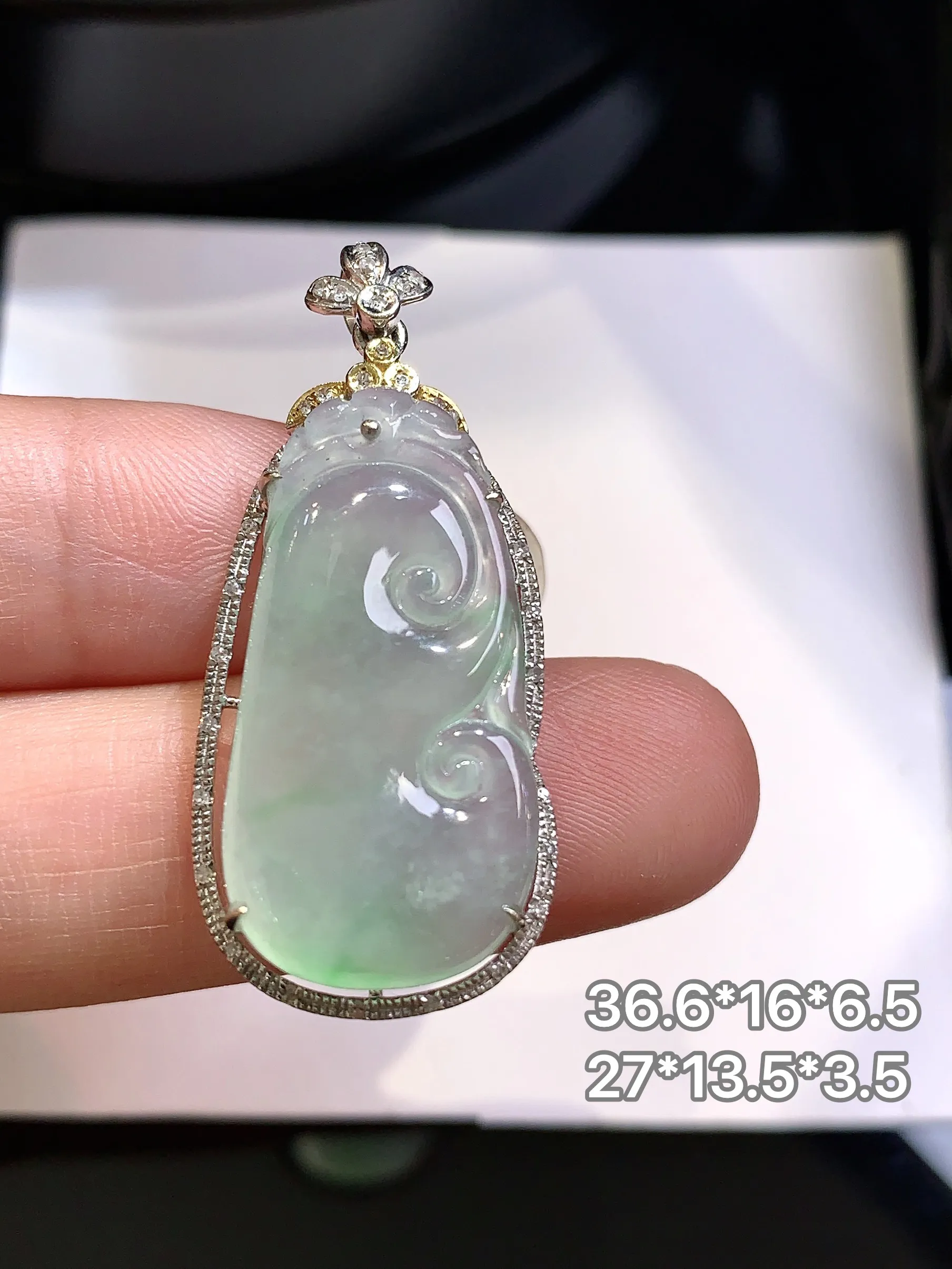 18k金钻镶嵌冰种如意吊坠 玉质细腻 色泽清新艳丽 整体尺寸36.6*16*6.5
