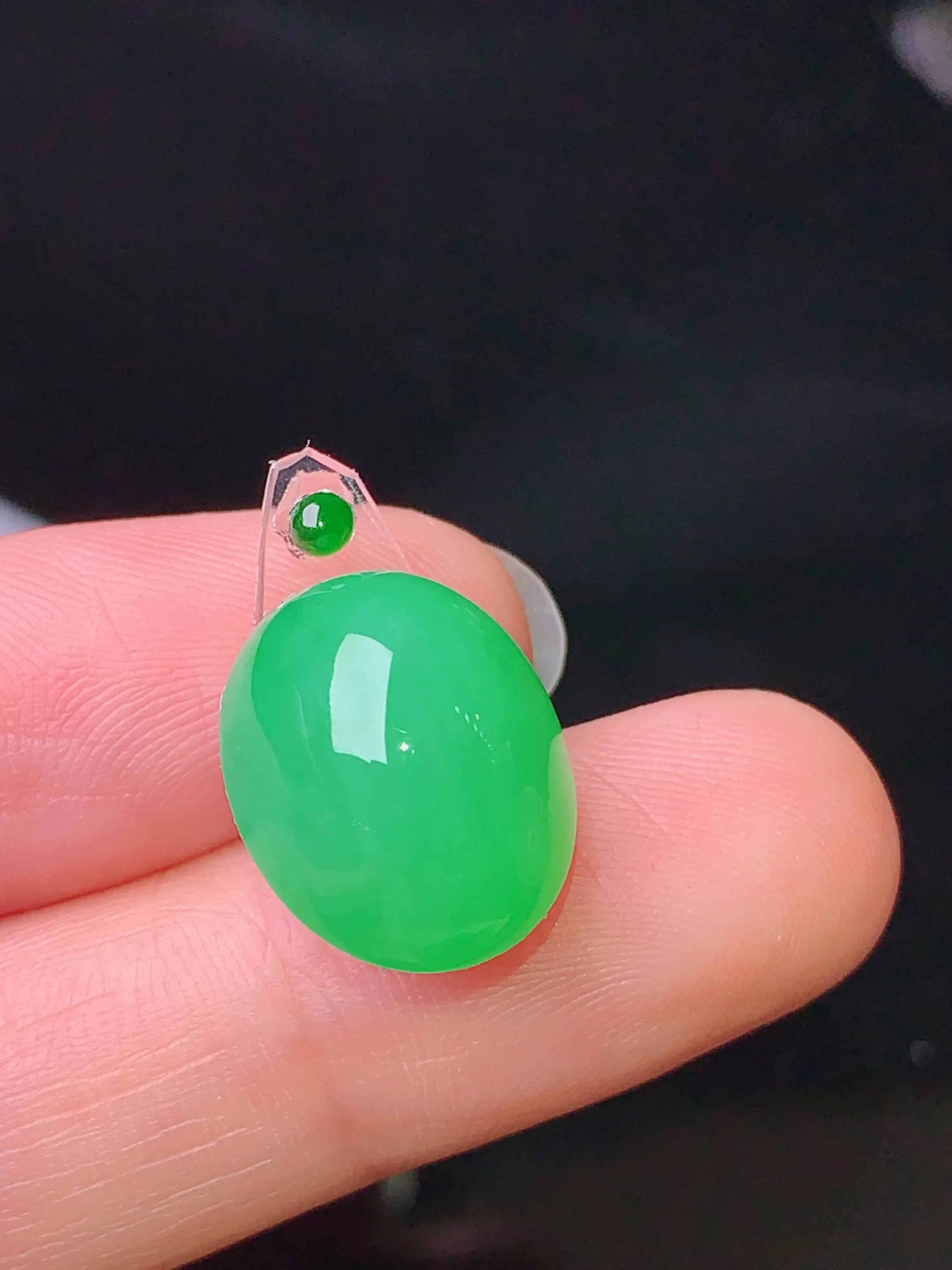 镶嵌款 翠绿蛋面吊坠 玉质细腻 色泽清新艳丽 整体尺寸15*12.5*8.5