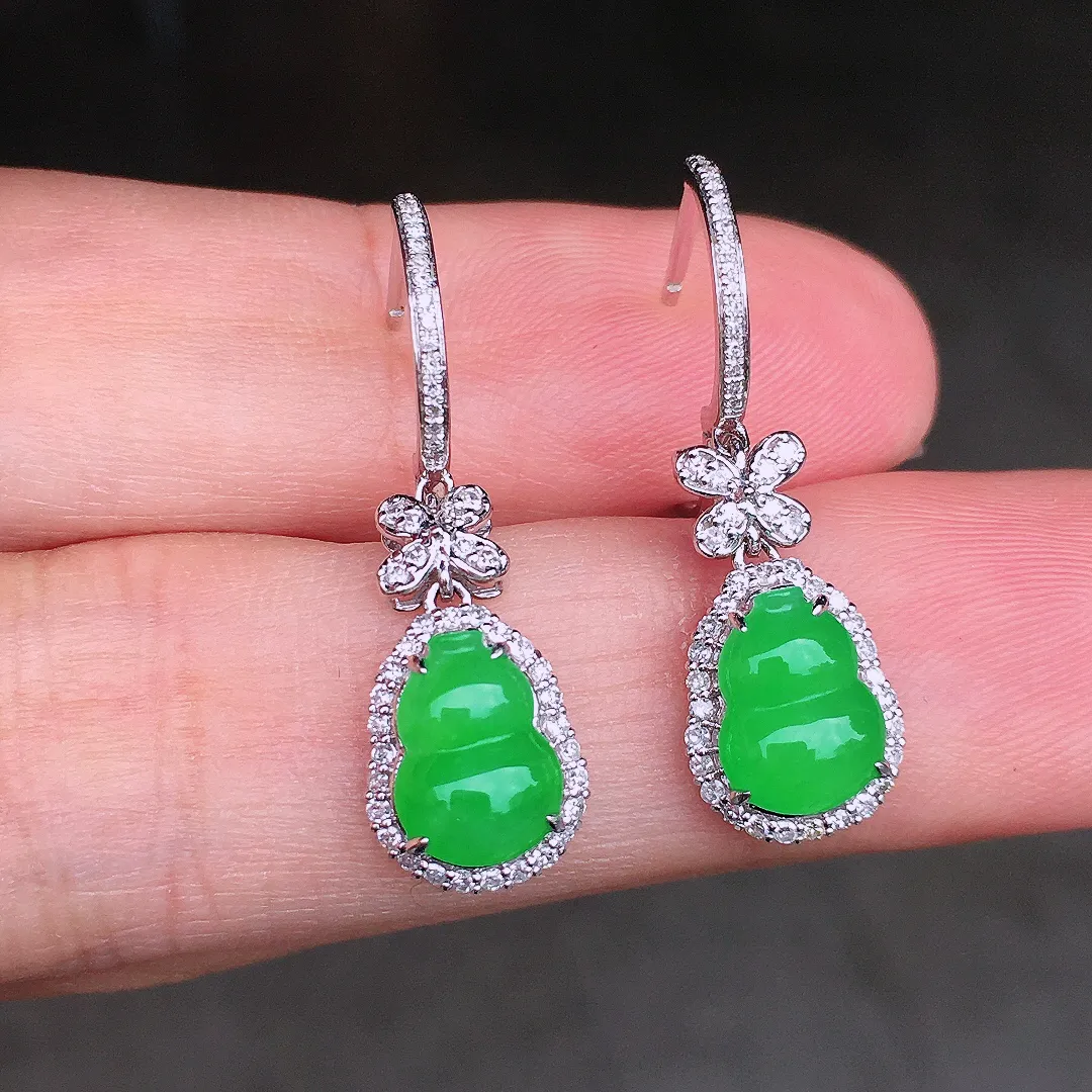 阳绿葫芦耳坠，色泽均匀艳丽，玉质细腻，荧光感超
强，饱满圆润，尽显优雅气质，18k
金豪华镶嵌