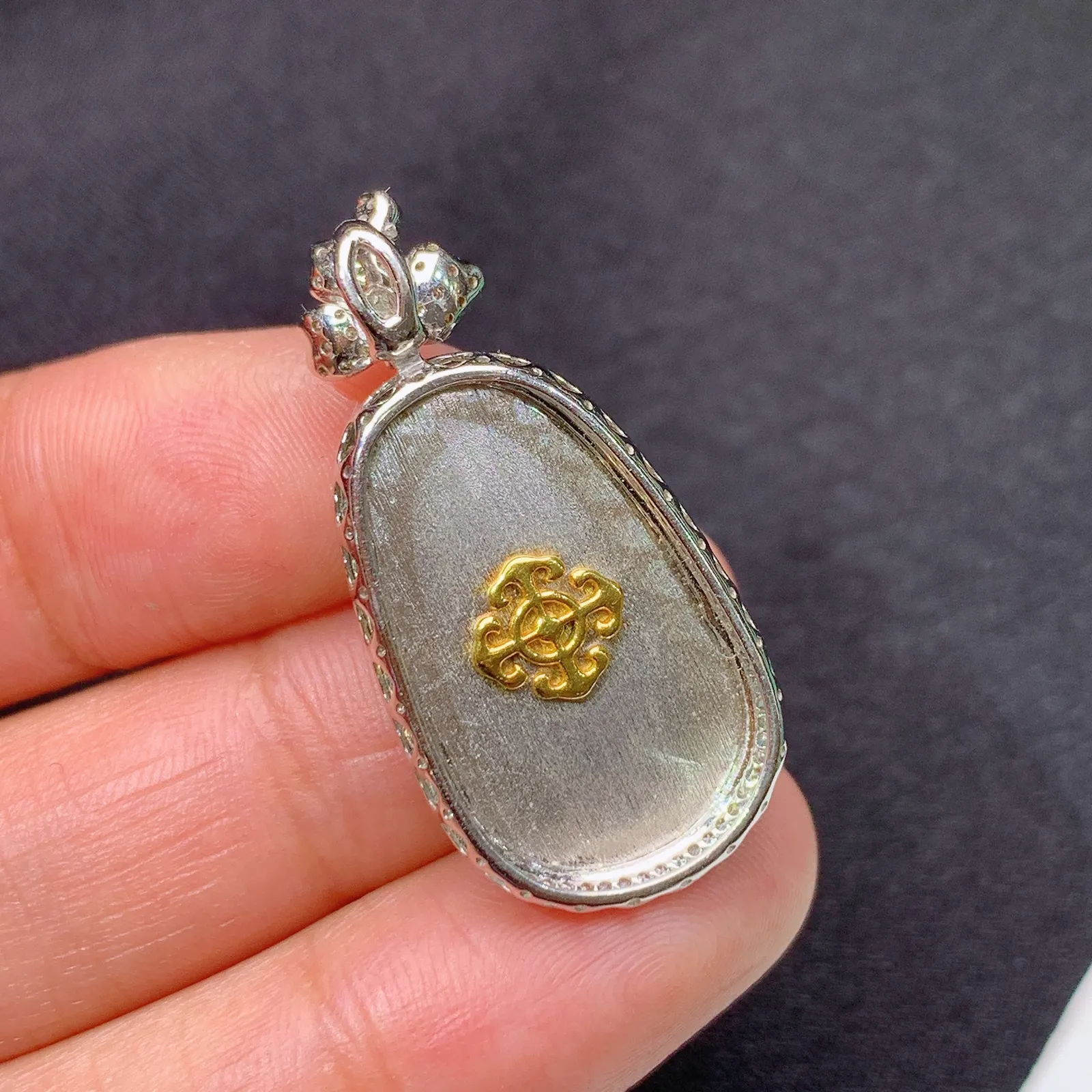 冰飘绿如意吊坠，18k金镶嵌，冰润色阳，玉质细腻，种水足 尺寸32.9*16.2*6.2