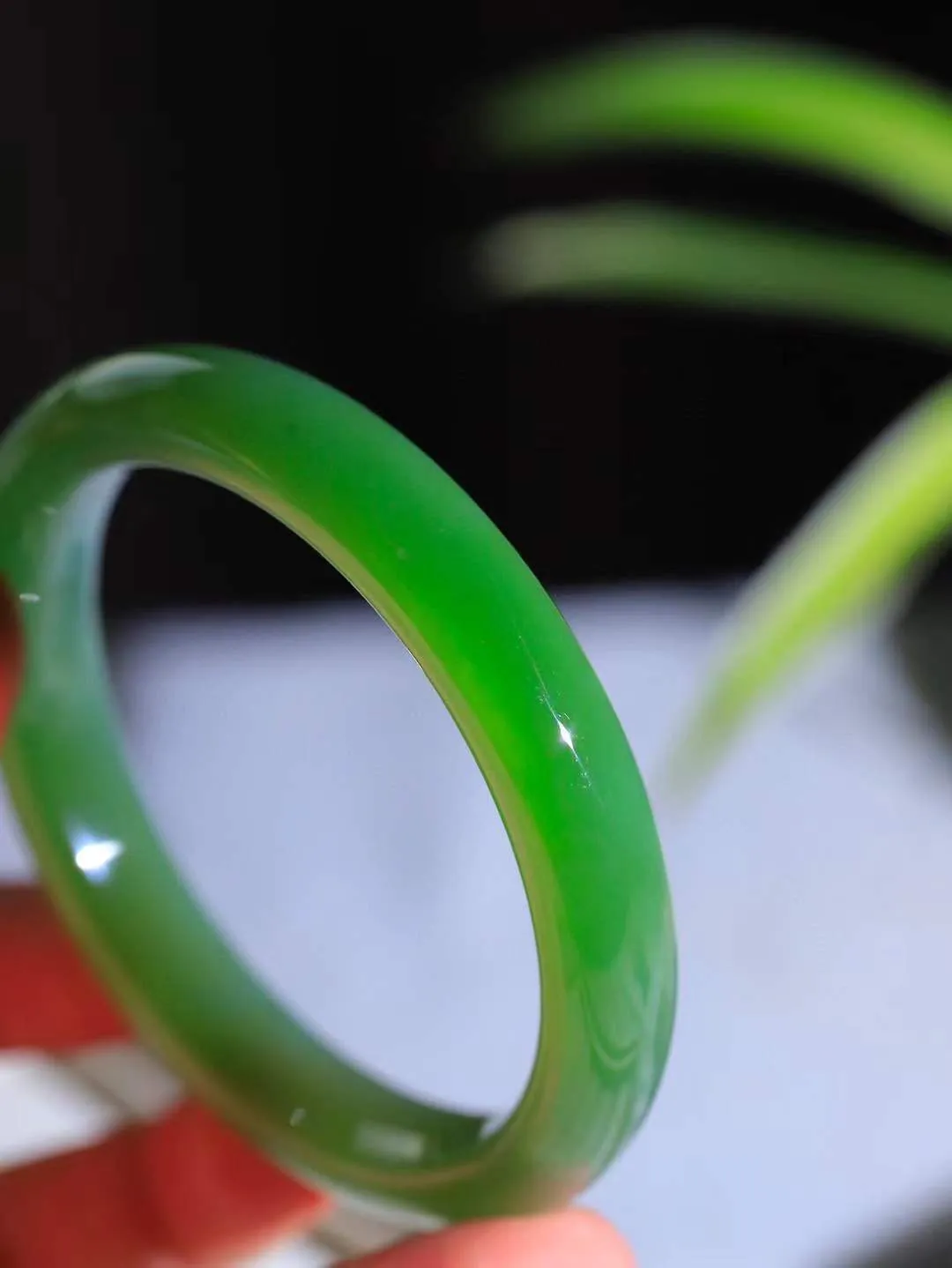 【碧波流转·手镯】

典藏级臻品️和田玉碧玉猫眼手镯，玉质细腻温润，手感舒适，️线条流畅，简约大气，美自天成，佩戴于腕间，婉约之美，举手投足间透出那份低调奢华，醉人心扉。
重60.2克 内径圈口62mm尺寸11.9-9.3mm  FDA-131101308