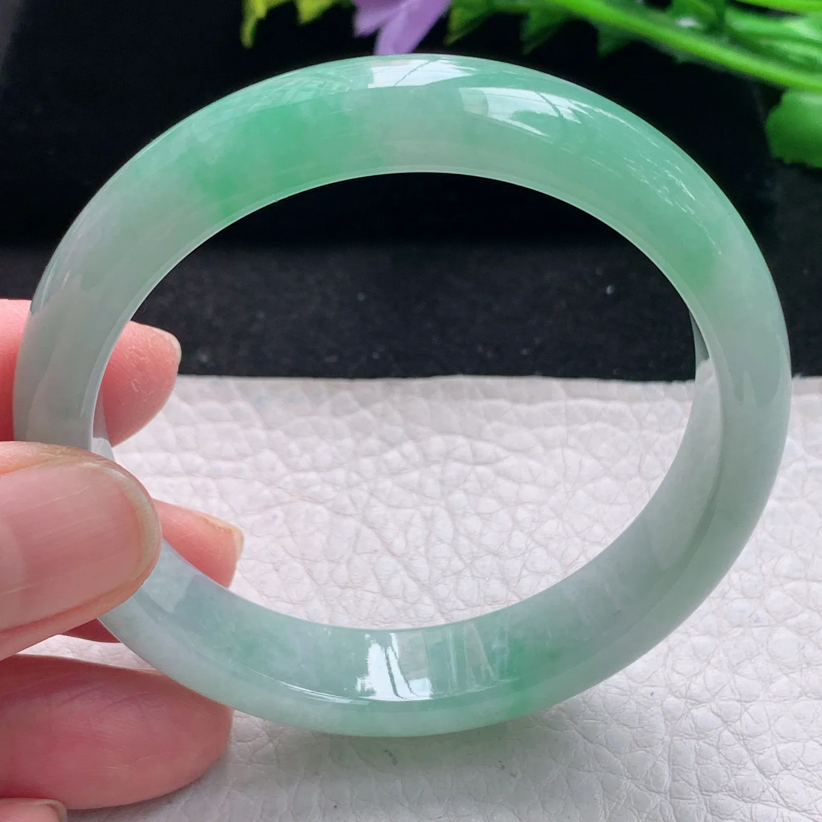 js自然光55*12.5*7.3平安镯 缅甸翡翠a货手镯飘绿清新宽边玉手环