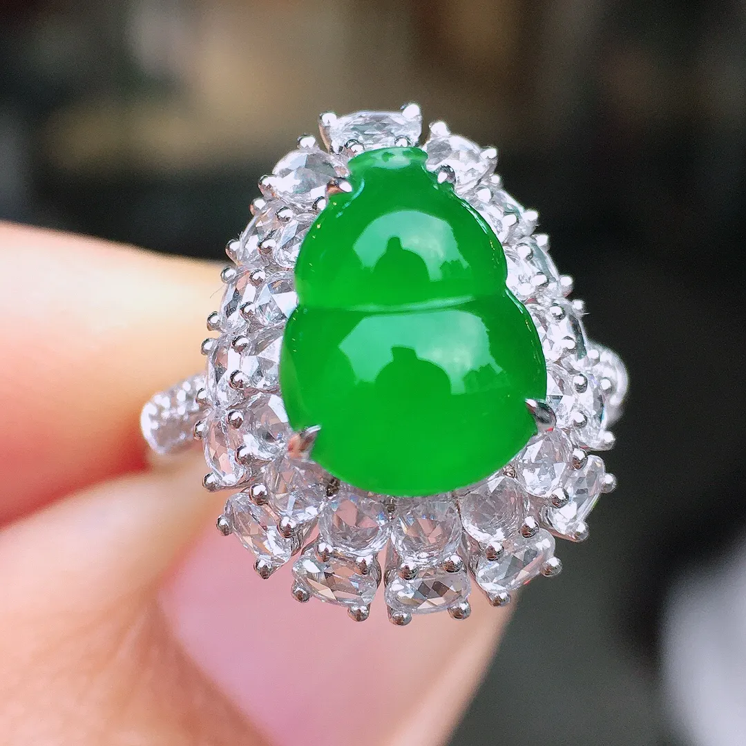 阳绿大葫芦戒指，色泽均匀艳丽，玉质细腻，荧光感超
强，饱满圆润，尽显优雅气质，18k
金豪华镶嵌