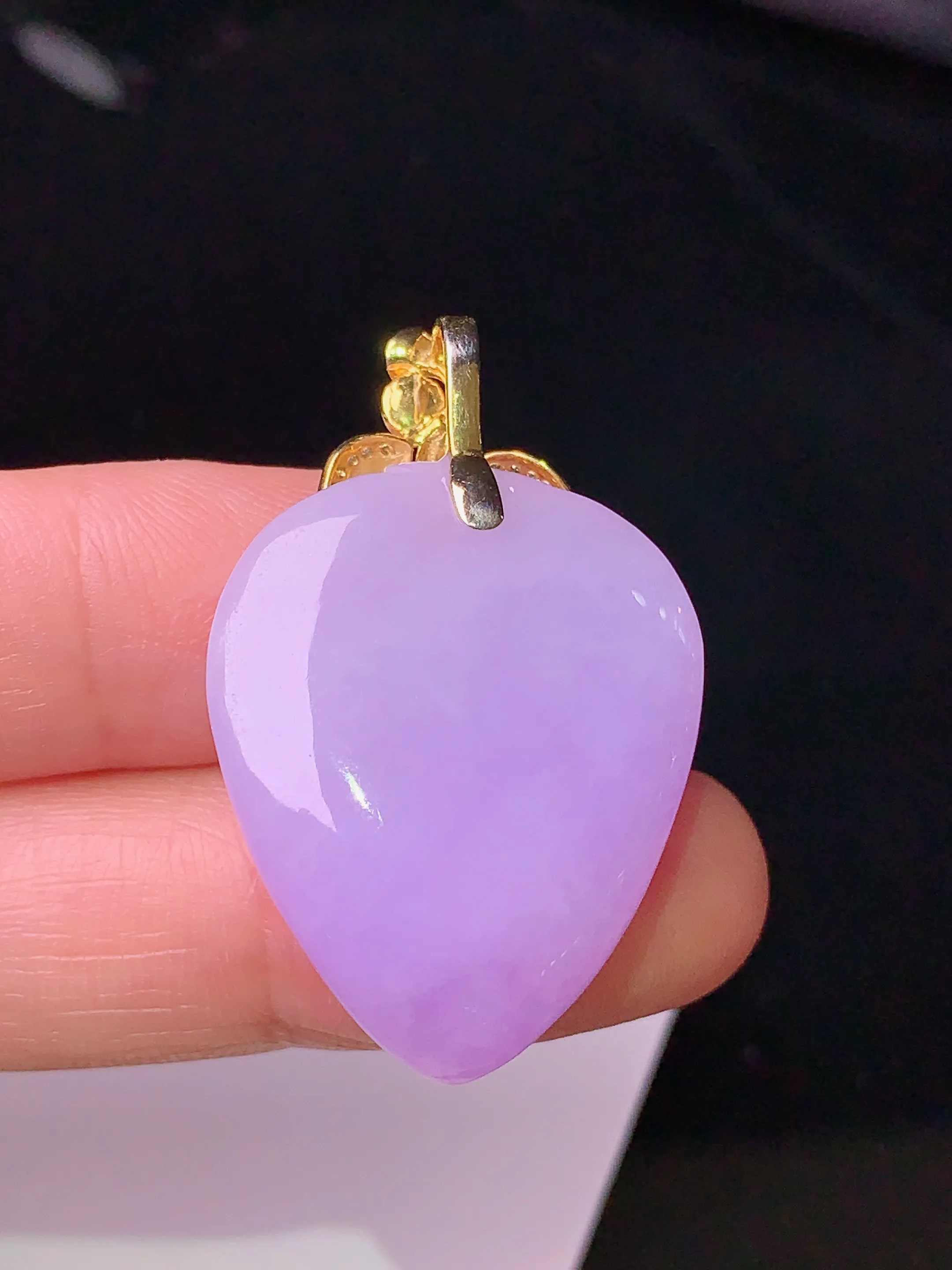 18k金钻镶嵌紫罗兰寿桃吊坠 玉质细腻 色泽清新艳丽 整体尺寸36.5*22.2*10.8