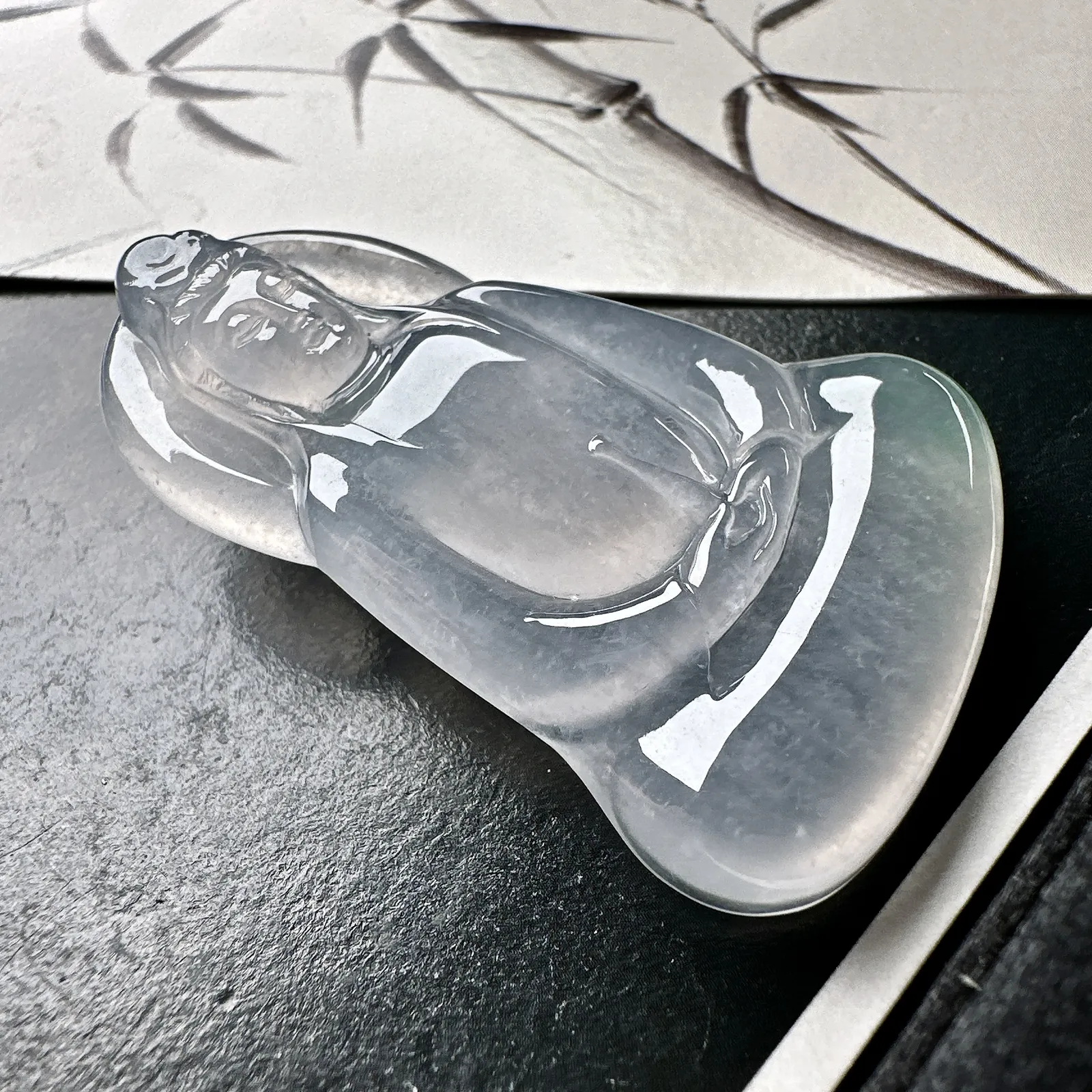 【冰种素衣观音】质地细腻，通透度上佳，冰感十足，适合佩戴。