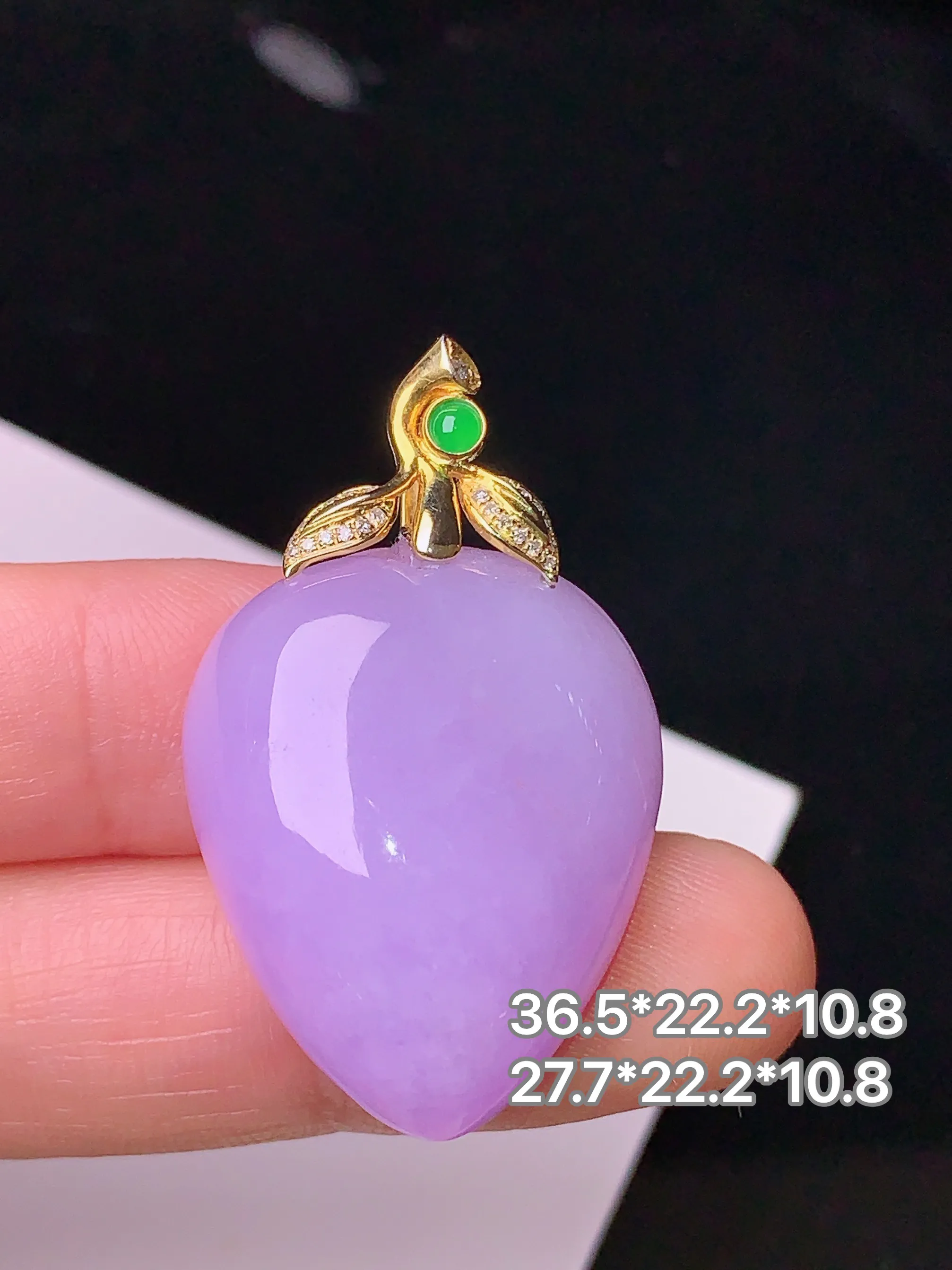 18k金钻镶嵌紫罗兰寿桃吊坠 玉质细腻 色泽清新艳丽 整体尺寸36.5*22.2*10.8