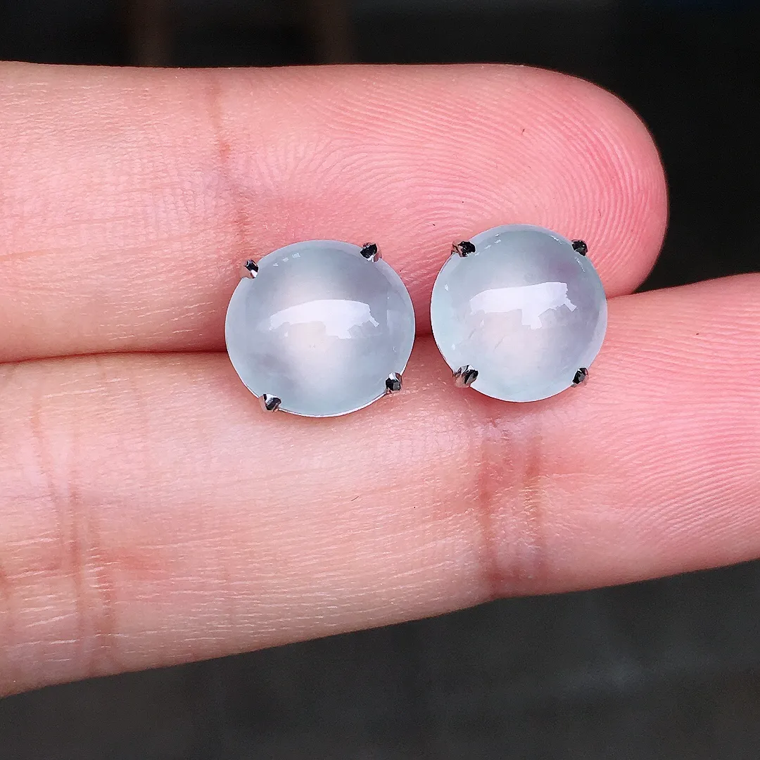 冰种蛋面耳钉，玉质细腻，荧光感超
强，饱满圆润，尽显优雅气质，18k
金豪华镶嵌