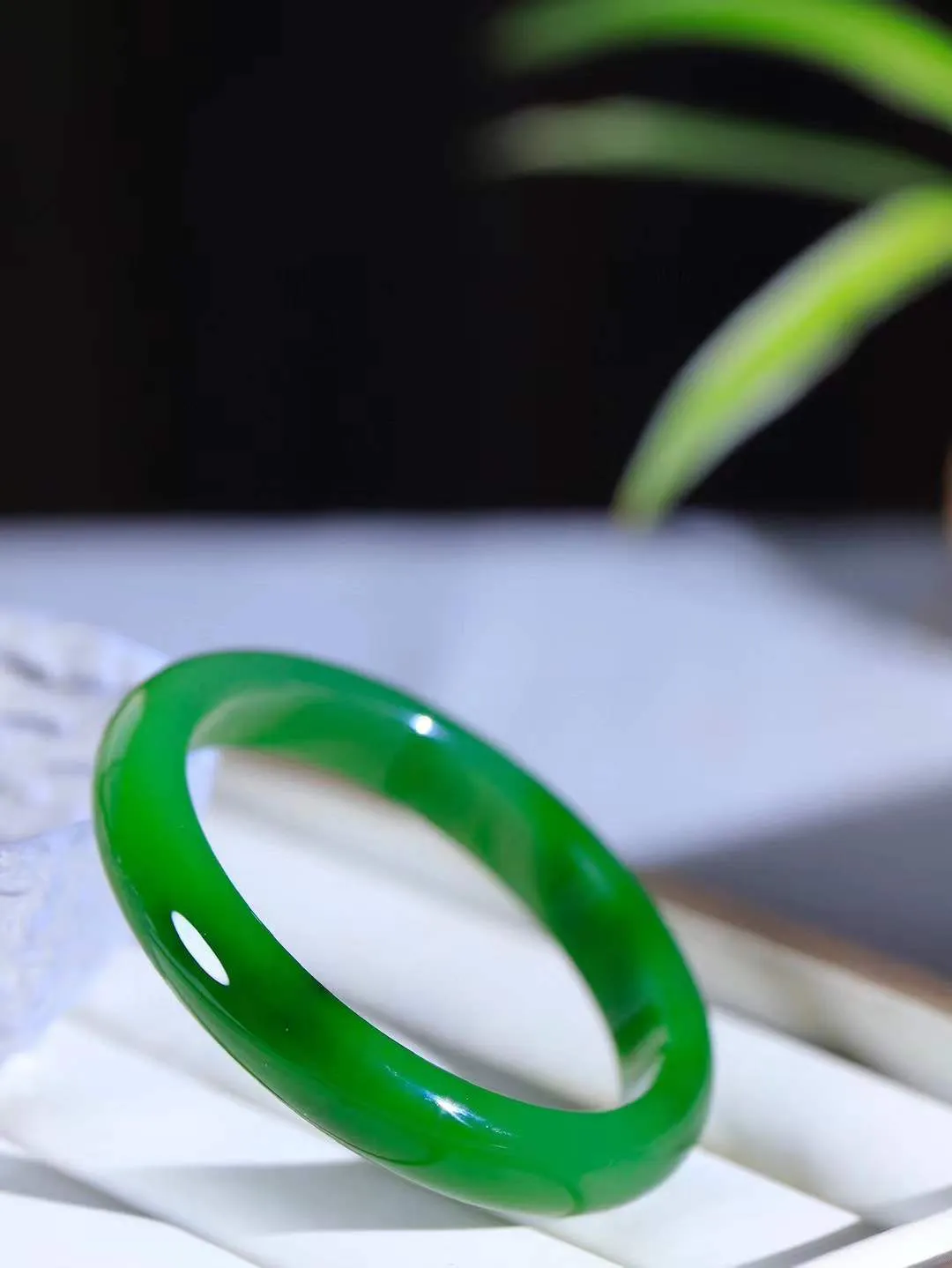 【碧色荡漾·手镯】

收藏级臻品和田玉碧玉手镯，玉质细腻温润，手感舒适，️线条流畅，简约大气，美自天成，佩戴于腕间，婉约之美，举手投足间透出那份低调奢华，醉人心扉。重38.7克  内径圈口54.5mm  尺寸11-7.3mm  FDA-661101333