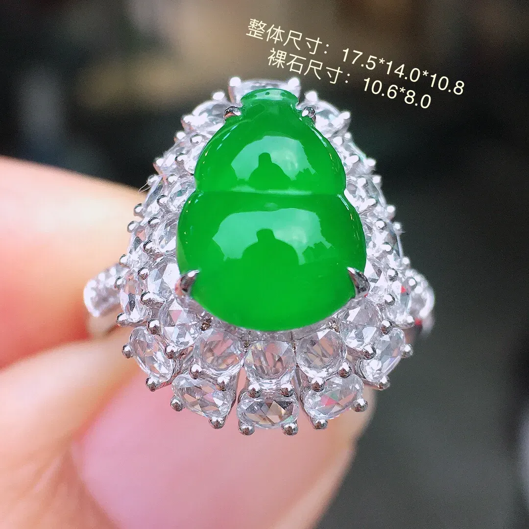 阳绿大葫芦戒指，色泽均匀艳丽，玉质细腻，荧光感超
强，饱满圆润，尽显优雅气质，18k
金豪华镶嵌