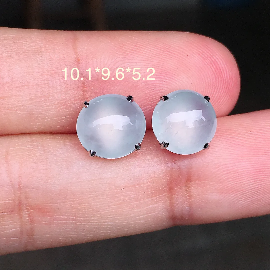 冰种蛋面耳钉，玉质细腻，荧光感超
强，饱满圆润，尽显优雅气质，18k
金豪华镶嵌