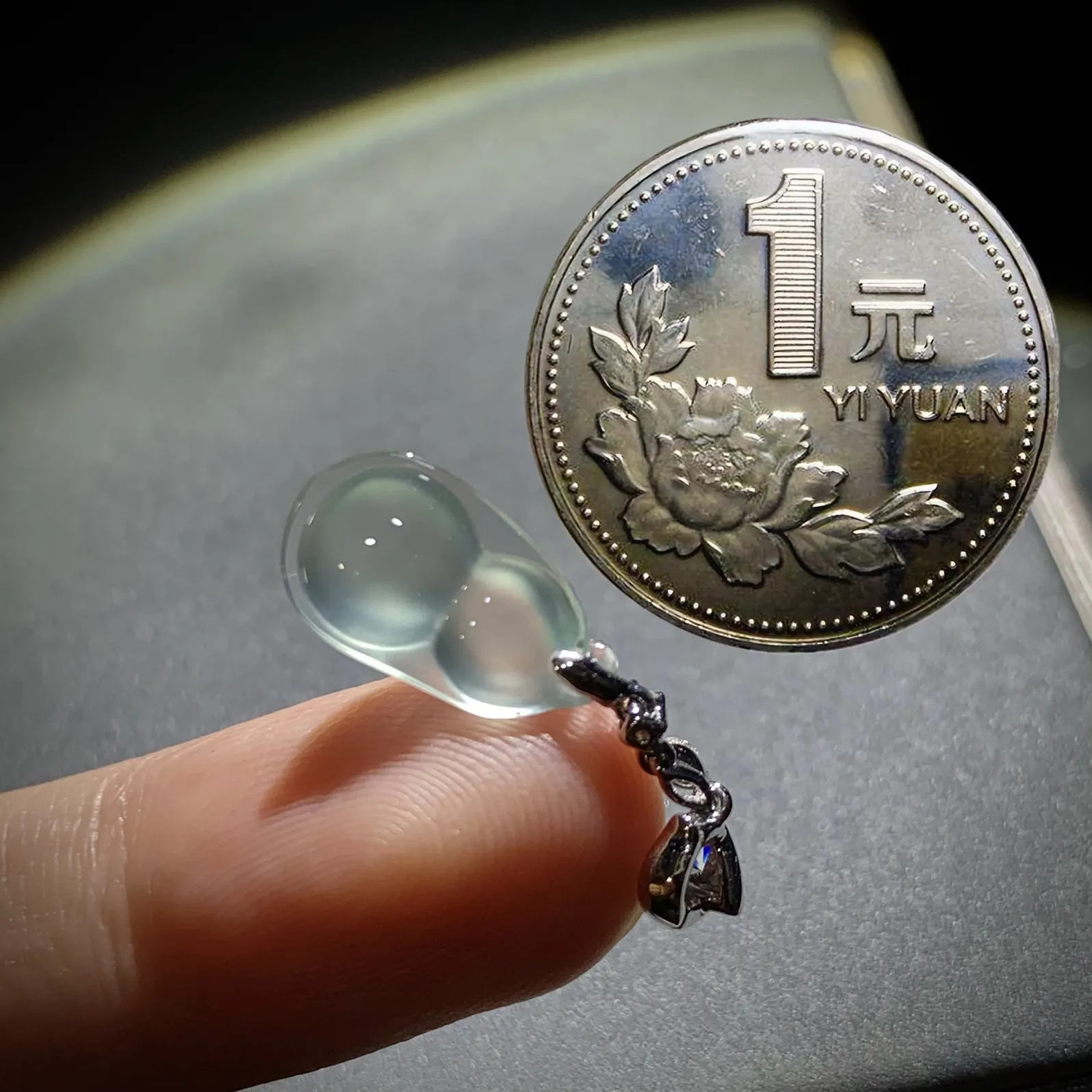 玻璃种精品豆子，
27-裸石17.2-8.8-5.5mm，
18K金，南非钻，