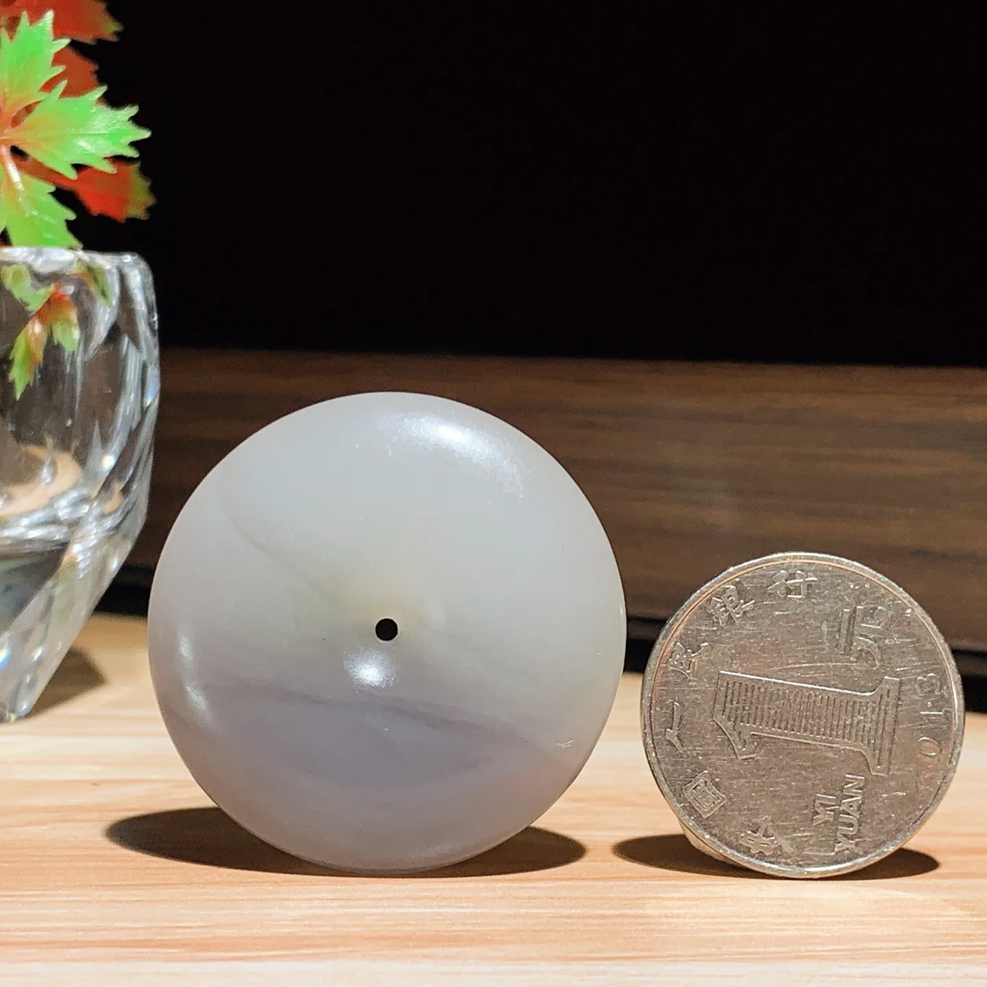 和田玉白加紫罗兰平安扣挂件。尺寸37/9重21克。玉质细腻油润。手推出油。佩戴高端典雅。lt251113