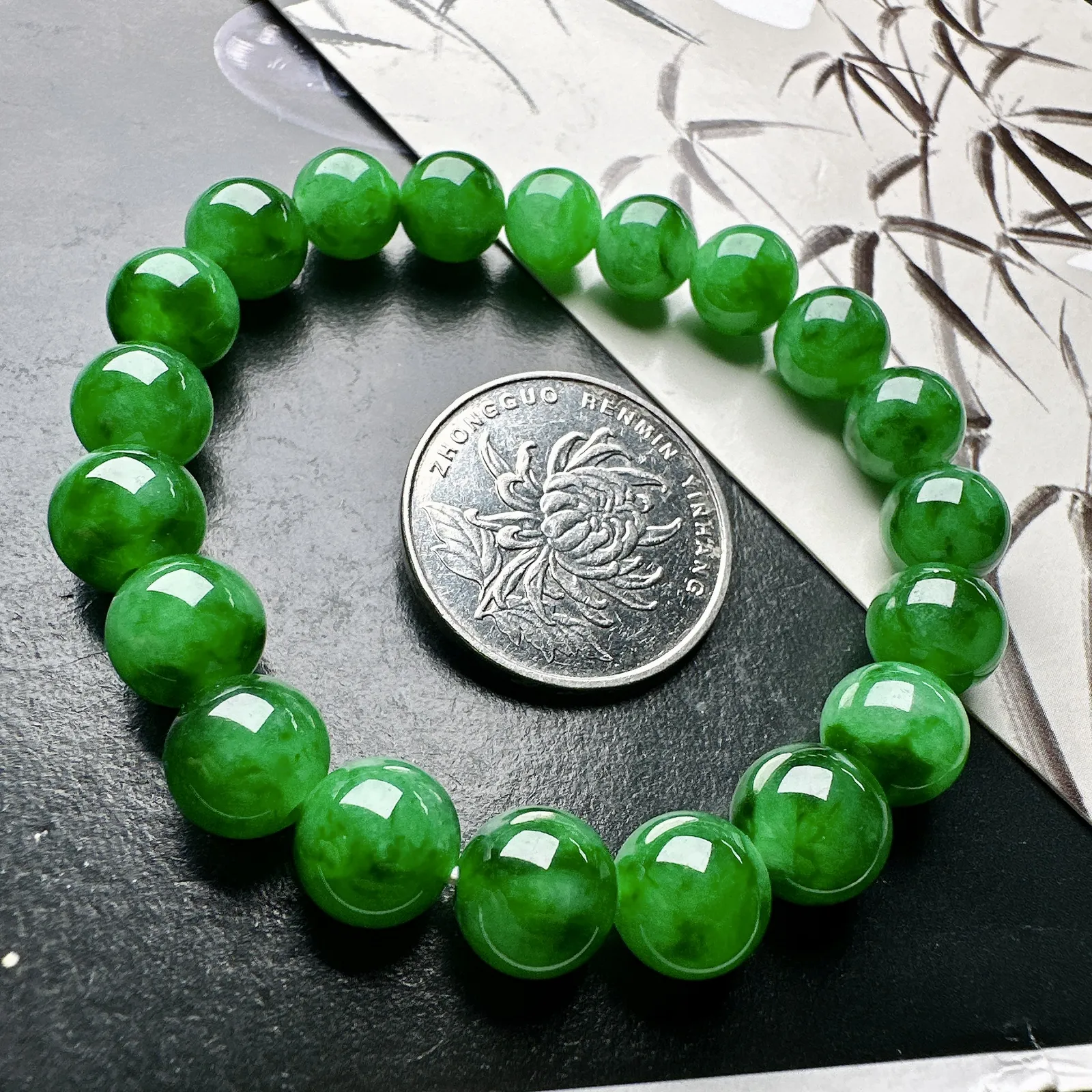 【冰种满绿圆珠手串】辣绿色泽，冰感十足，通透闪亮，颜色很艳丽，收藏品质，推荐入手