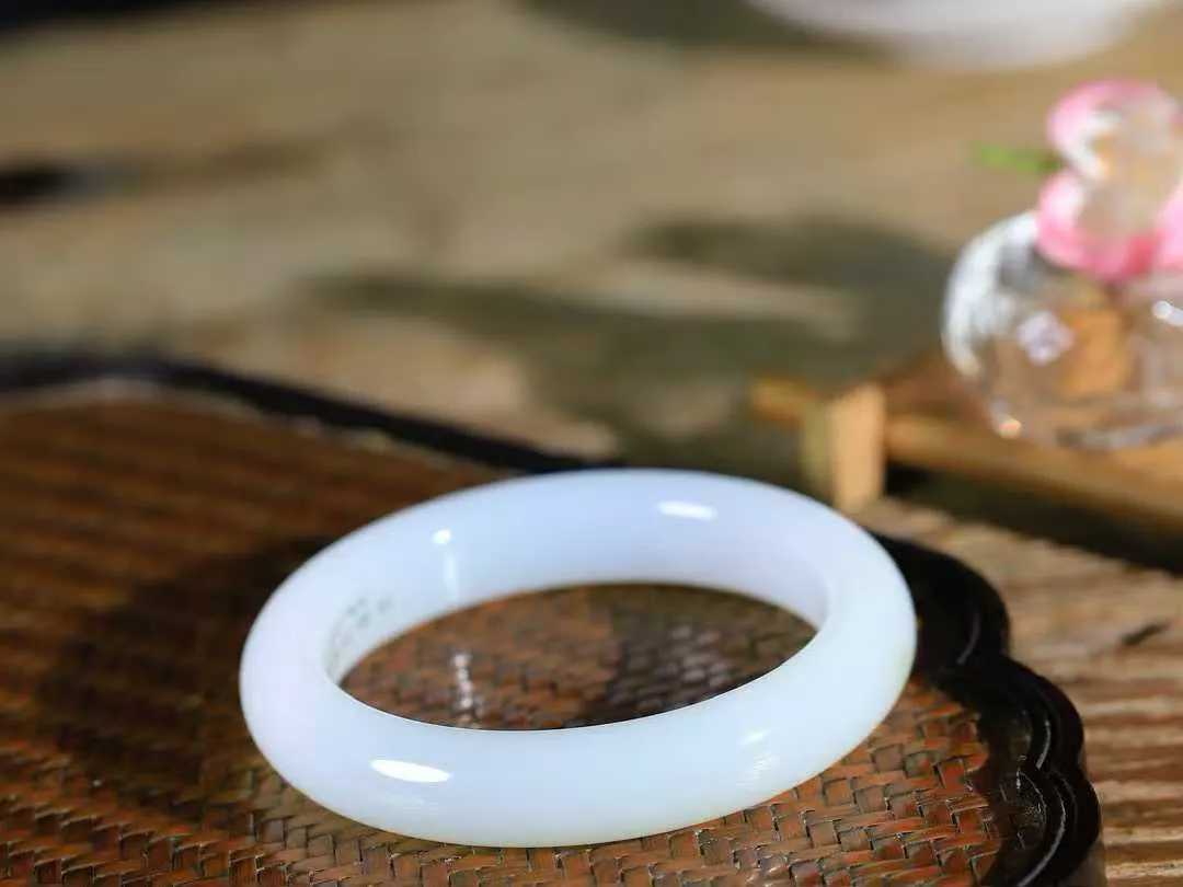 [温润如玉.手镯]

收藏级臻品和田玉糖白玉手镯。玉质温润细腻 油性十足 手感舒适，高华雅逸，线条