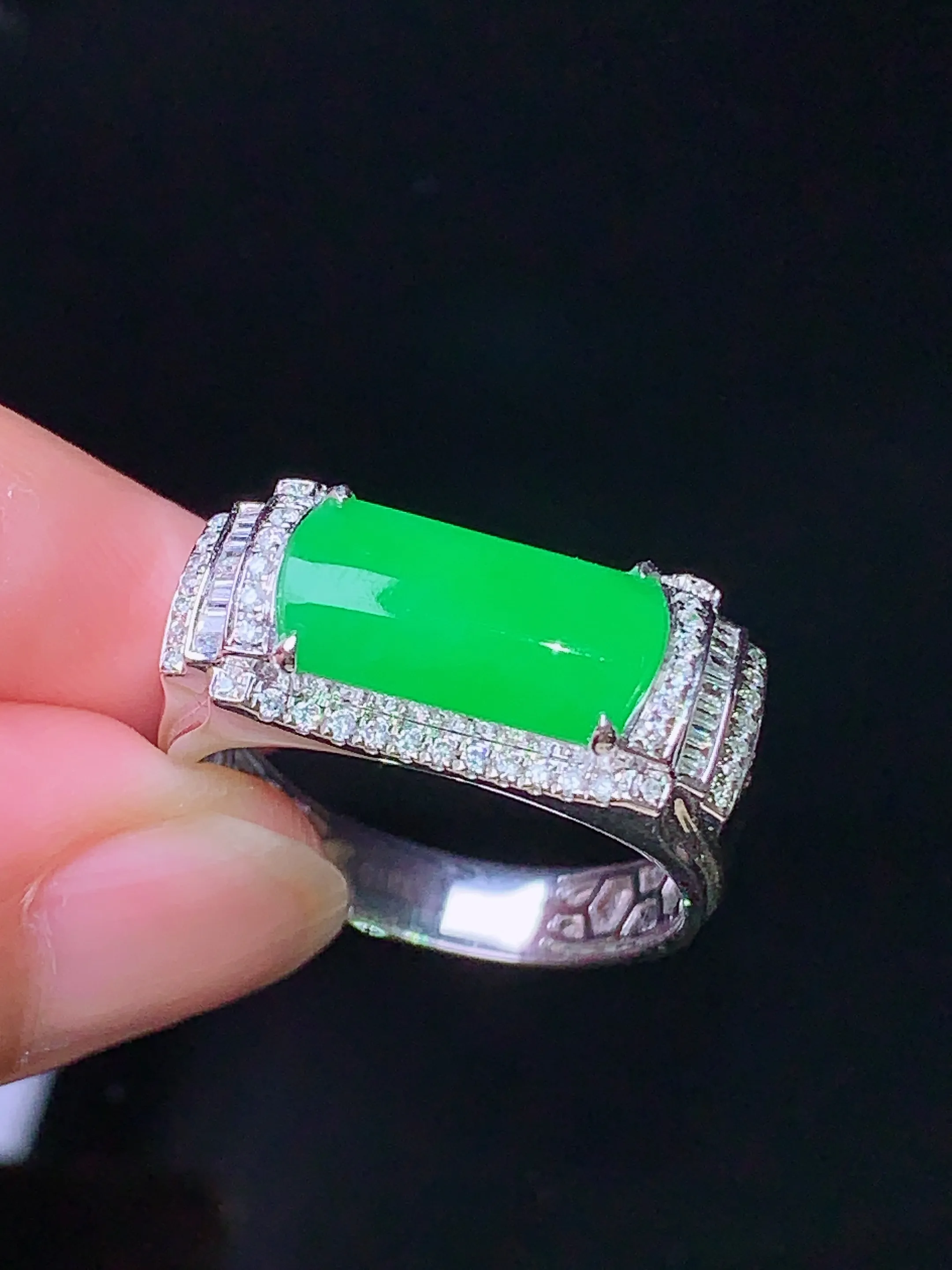 18k金钻镶嵌翠绿马鞍戒指 玉质细腻 色泽清新艳丽 圈口20.5 整体尺寸12.8*6.7*3