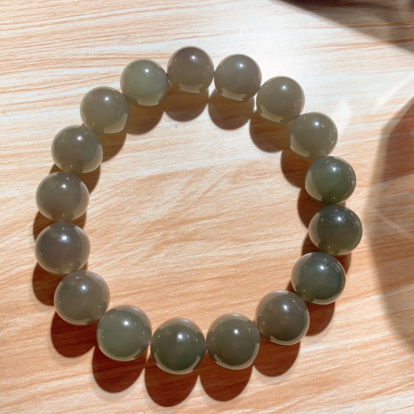 和田玉紫罗兰翠紫圆珠手串 单颗尺寸12重45.8克。玉质细腻油润。手推出油。佩戴高端典雅。lt251113