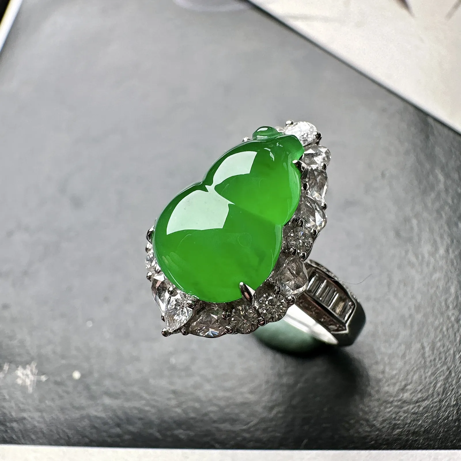 【冰种满绿葫芦戒指】种水色俱全，冰透闪亮，通透感饱满度很好，18k金钻豪华镶嵌，裸石尺寸13.3*9.4*4.4毫米