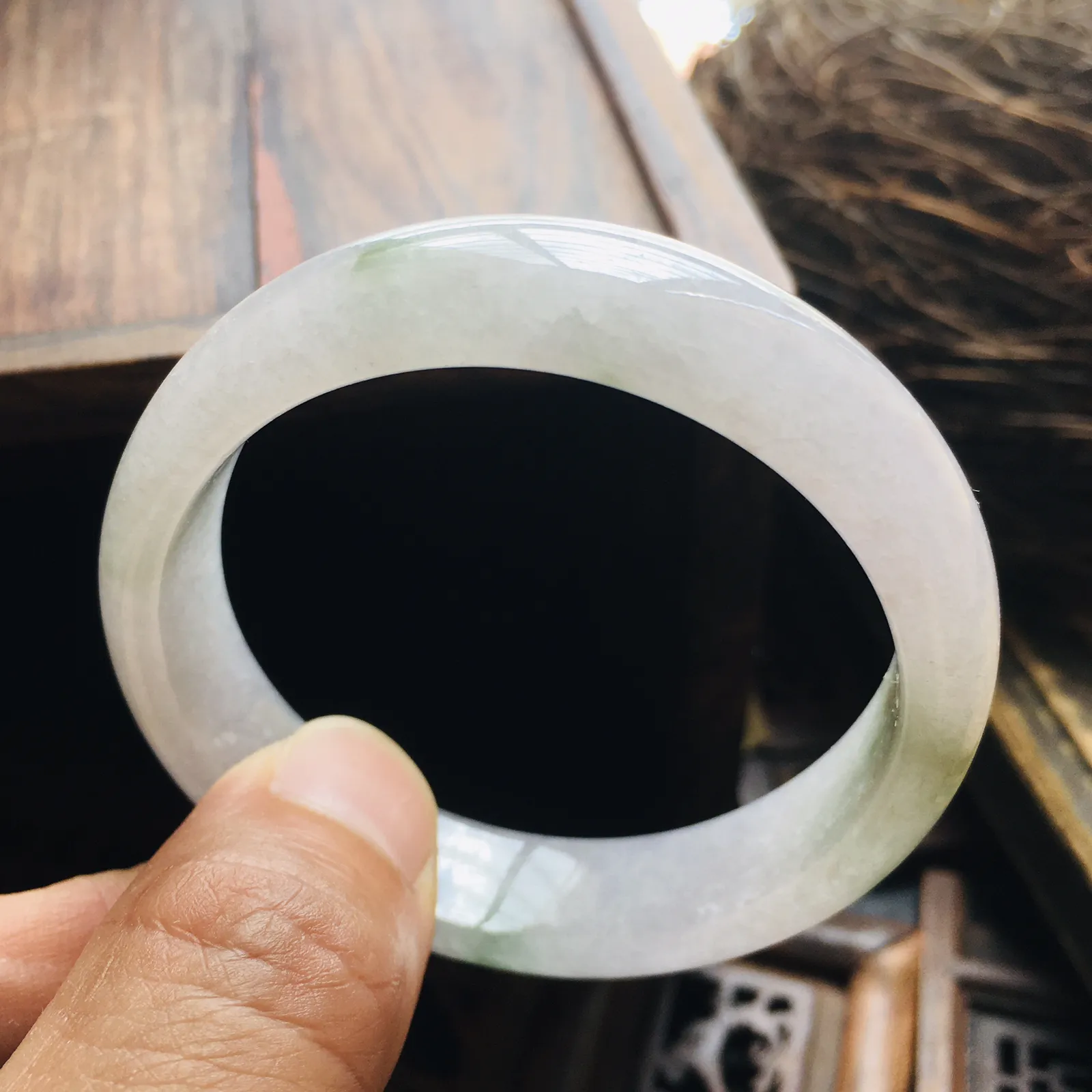 贵妃55.6冰飘花手镯，特色韵味雪花棉，自然光实拍～尺寸：55.6*48.3*12.1*6.9（毫米），适合正圈53.5圈口大小，手工测量略有误差