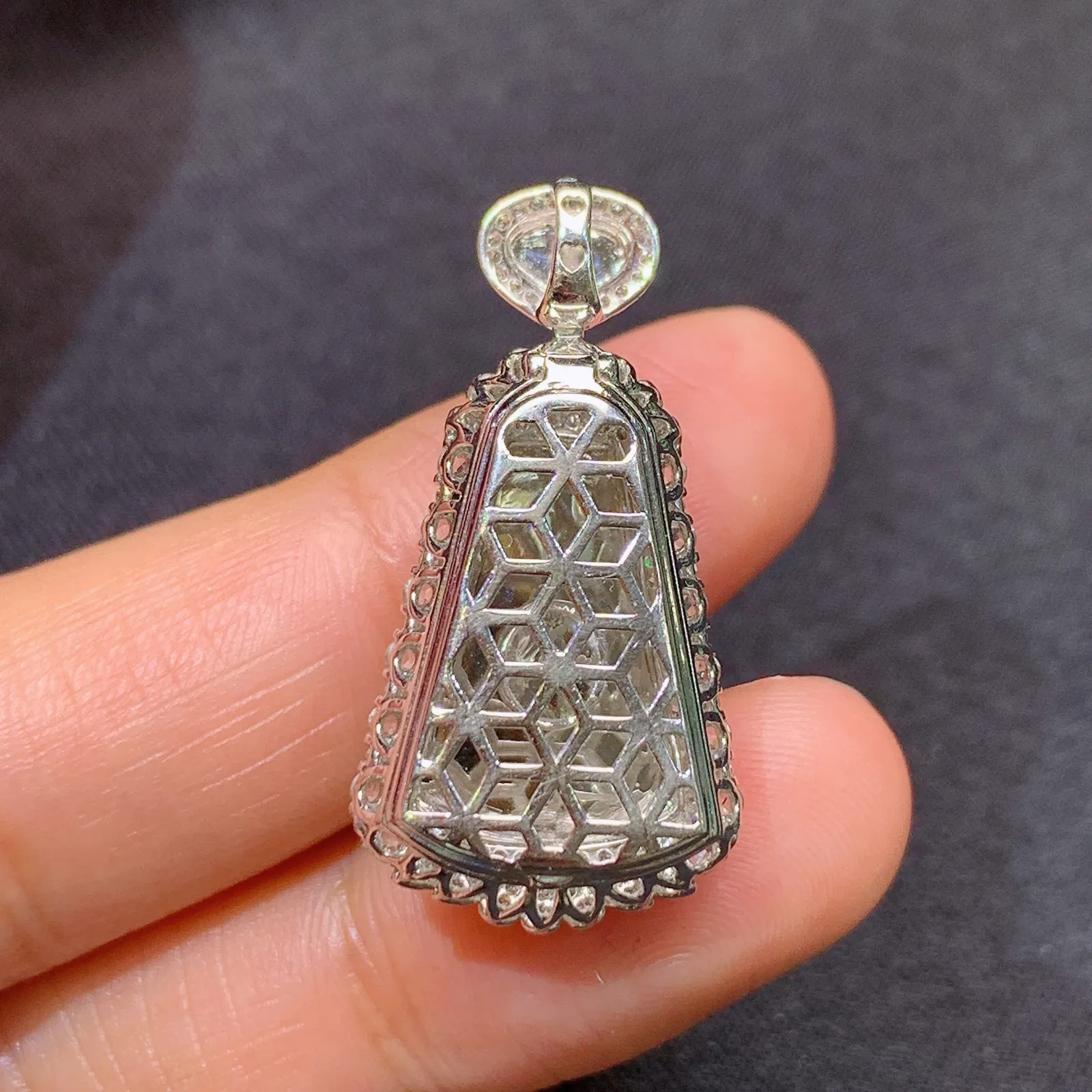 阳绿无事牌吊坠，18k金镶嵌，色泽鲜阳，冰润细腻，种水足 尺寸30*15.5*8.5