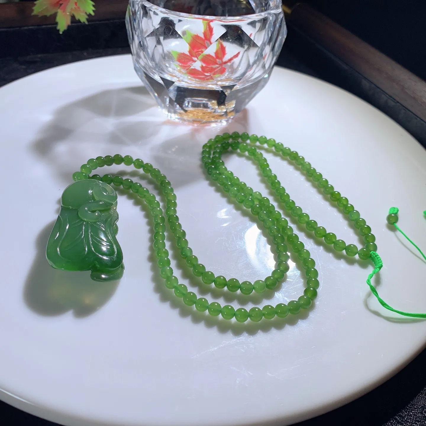 和田玉阳绿俄罗斯碧玉灵猴献寿猴子挂件。尺寸41/22/11重28克。玉质细腻油润。手推出油。佩戴高端典雅。lt251113