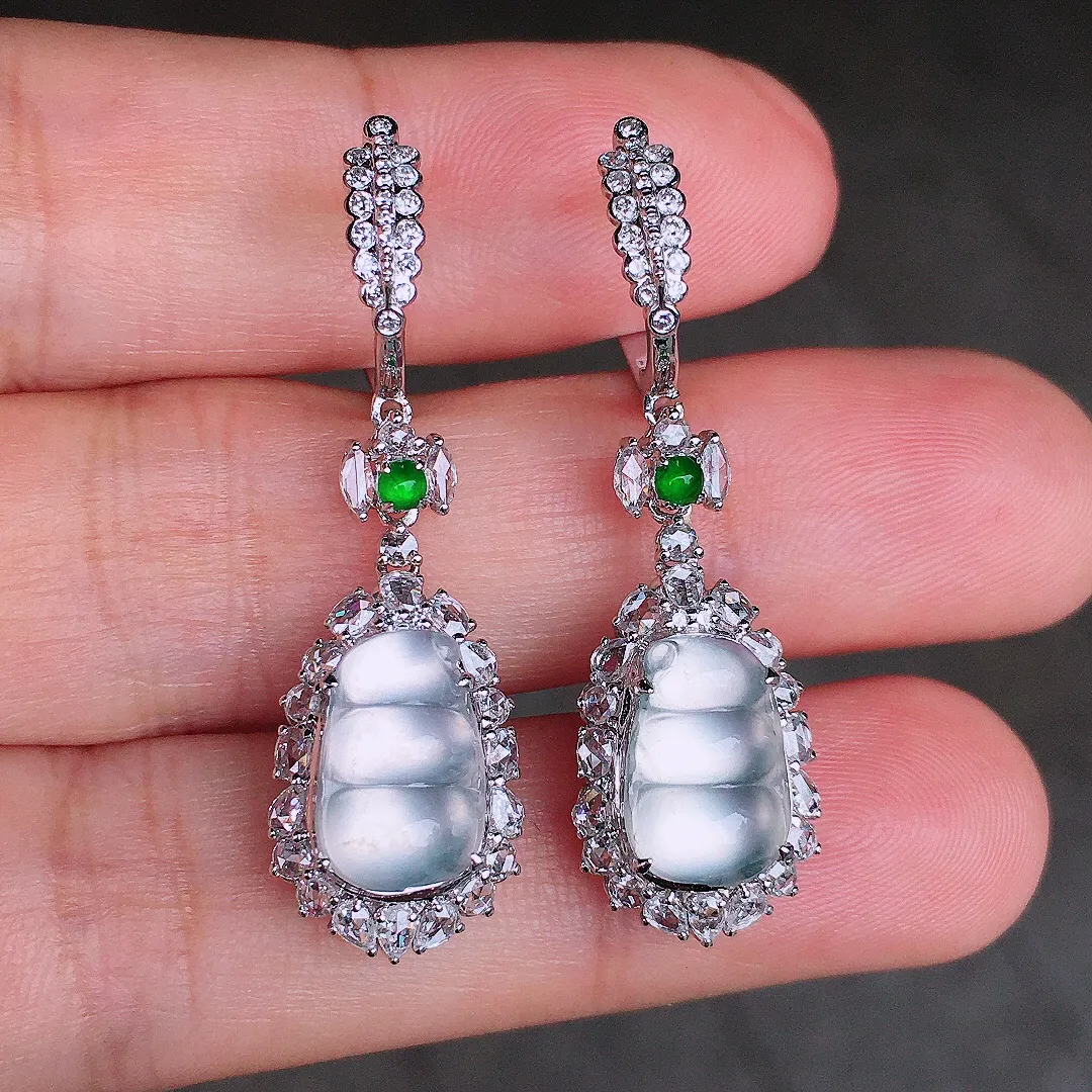 冰种福豆耳坠，玉质细腻，荧光感超
强，饱满圆润，尽显优雅气质，18k
金豪华镶嵌