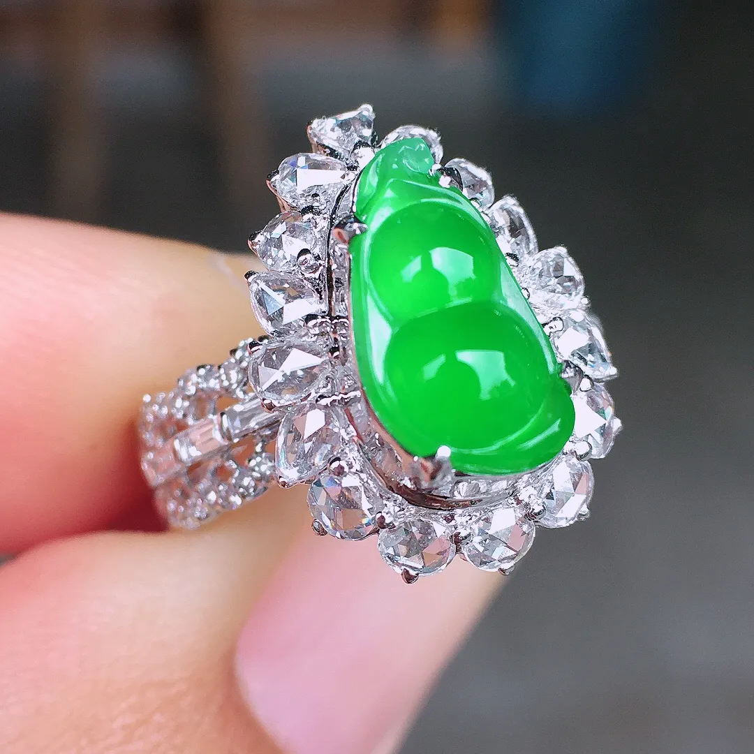 阳绿福豆戒指，色泽均匀艳丽，玉质细腻，荧光感超
强，饱满圆润，尽显优雅气质，18k
金豪华镶嵌