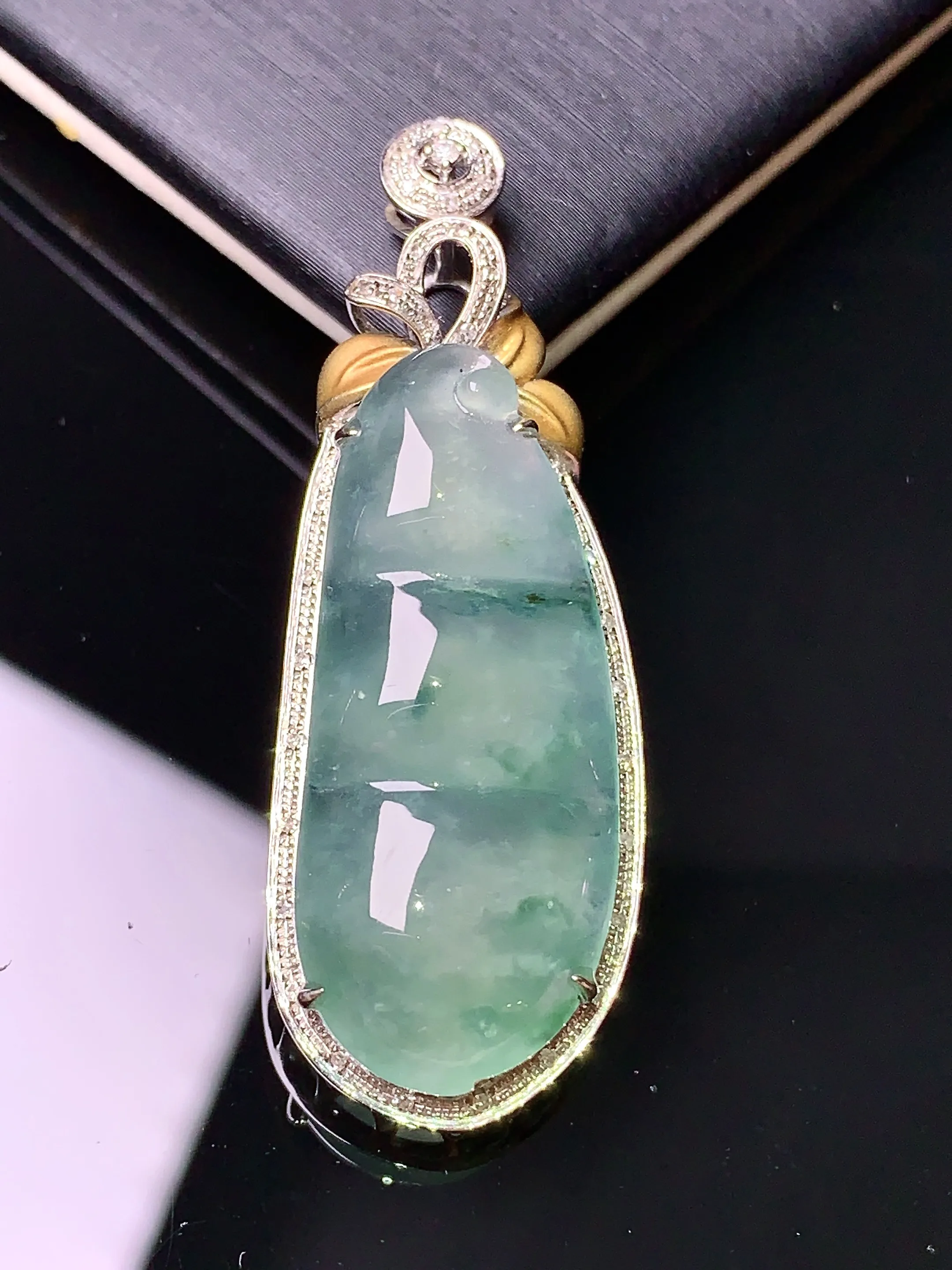 18k金钻镶嵌冰种飘花四季豆吊坠 玉质细腻 色泽清新艳丽 整体尺寸42.8*15.5*9