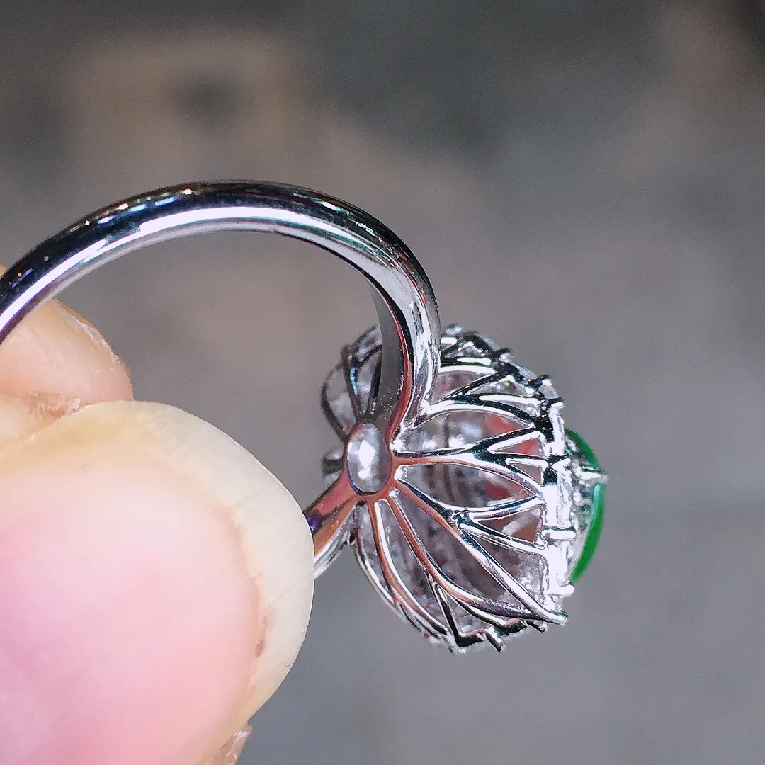 阳绿葫芦戒指，色泽均匀艳丽，玉质细腻，荧光感超
强，饱满圆润，尽显优雅气质，18k
金豪华镶嵌