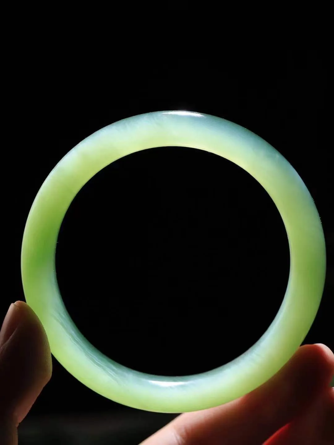 【碧波流转·手镯】

典藏级臻品️和田玉碧玉猫眼手镯，玉质细腻温润，手感舒适，️线条流畅，简约大气，美自天成，佩戴于腕间，婉约之美，举手投足间透出那份低调奢华，醉人心扉。
重60.2克 内径圈口62mm尺寸11.9-9.3mm  FDA-131101308