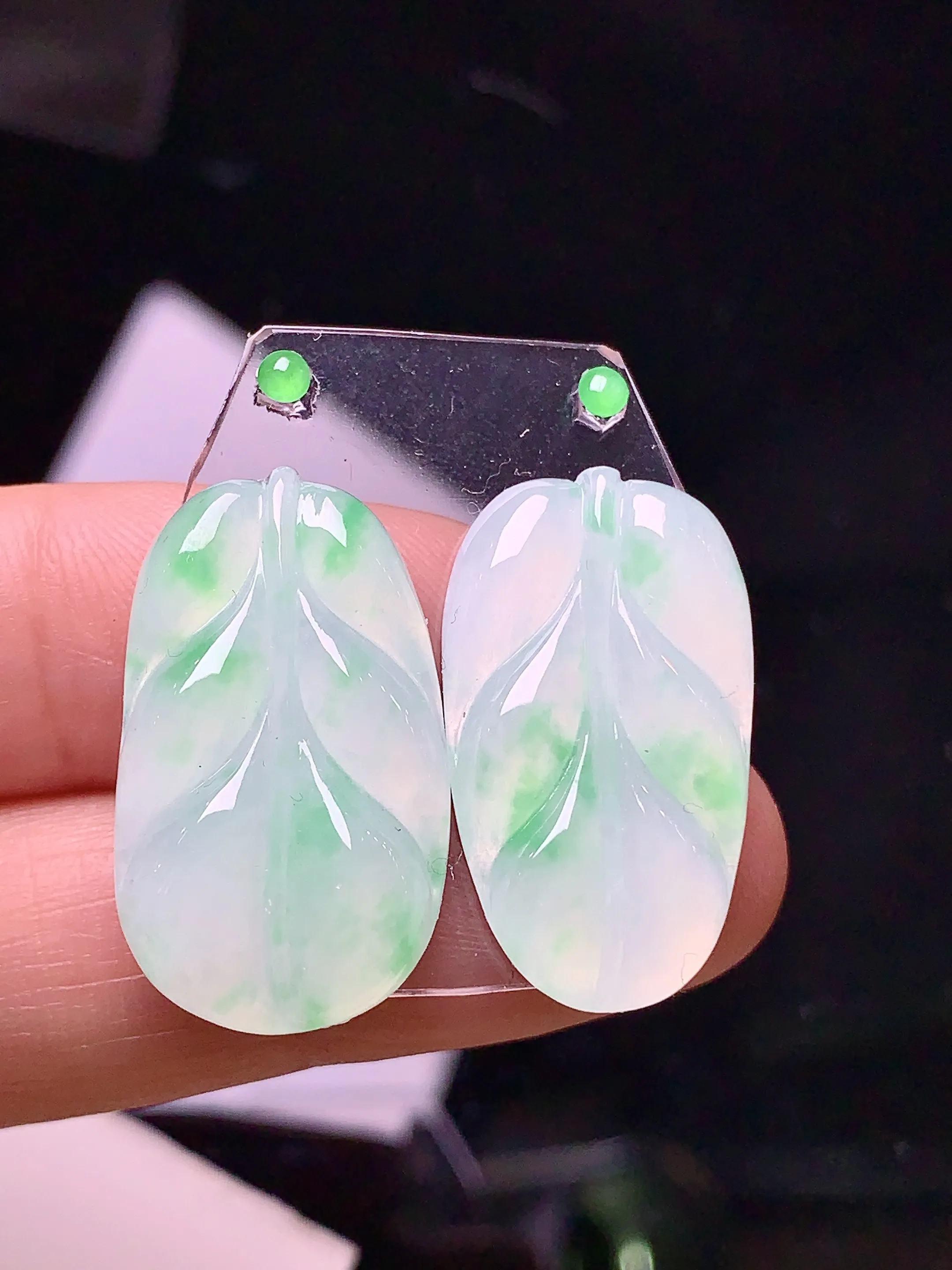镶嵌款 飘绿树叶一对 玉质细腻 色泽清新艳丽 整体尺寸24.5*14.2*3.5