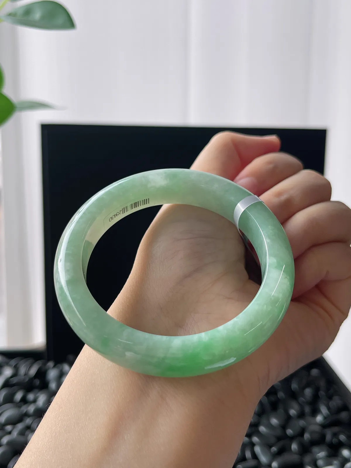 正圈53.5圈口，翡翠糯化种淡绿色手镯