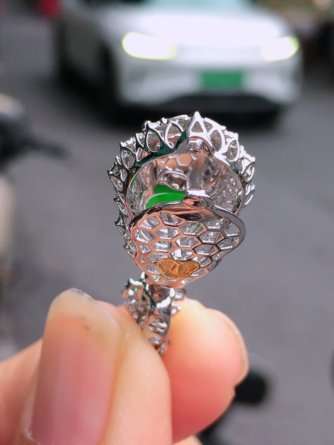 阳绿葫芦吊坠，色泽均匀艳丽，玉质细腻，荧光感超
强，饱满圆润，尽显优雅气质，18k
金豪华镶嵌