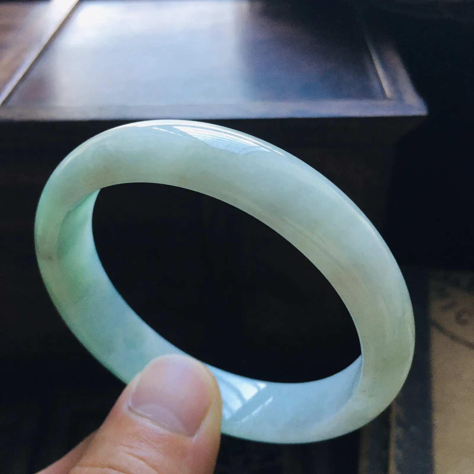 贵妃53飘绿手镯，水润细腻，自然光实拍～尺寸：53.2*46.9*12*6.9（毫米），适合正圈51圈口大小，手工测量略有误差