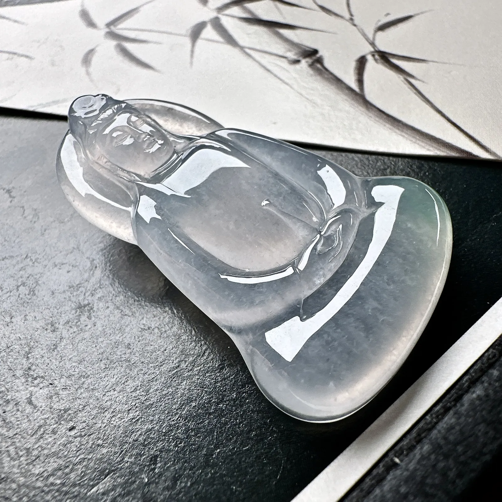 【冰种素衣观音】质地细腻，通透度上佳，冰感十足，适合佩戴。