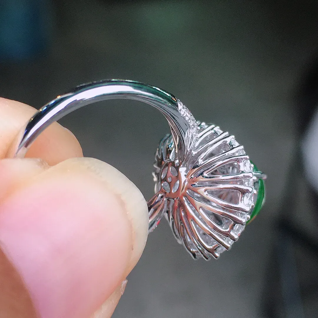 阳绿大葫芦戒指，色泽均匀艳丽，玉质细腻，荧光感超
强，饱满圆润，尽显优雅气质，18k
金豪华镶嵌