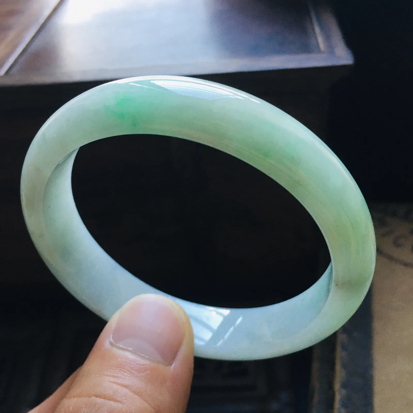 贵妃53飘绿手镯，水润细腻，自然光实拍～尺寸：53.2*46.9*12*6.9（毫米），适合正圈51圈口大小，手工测量略有误差