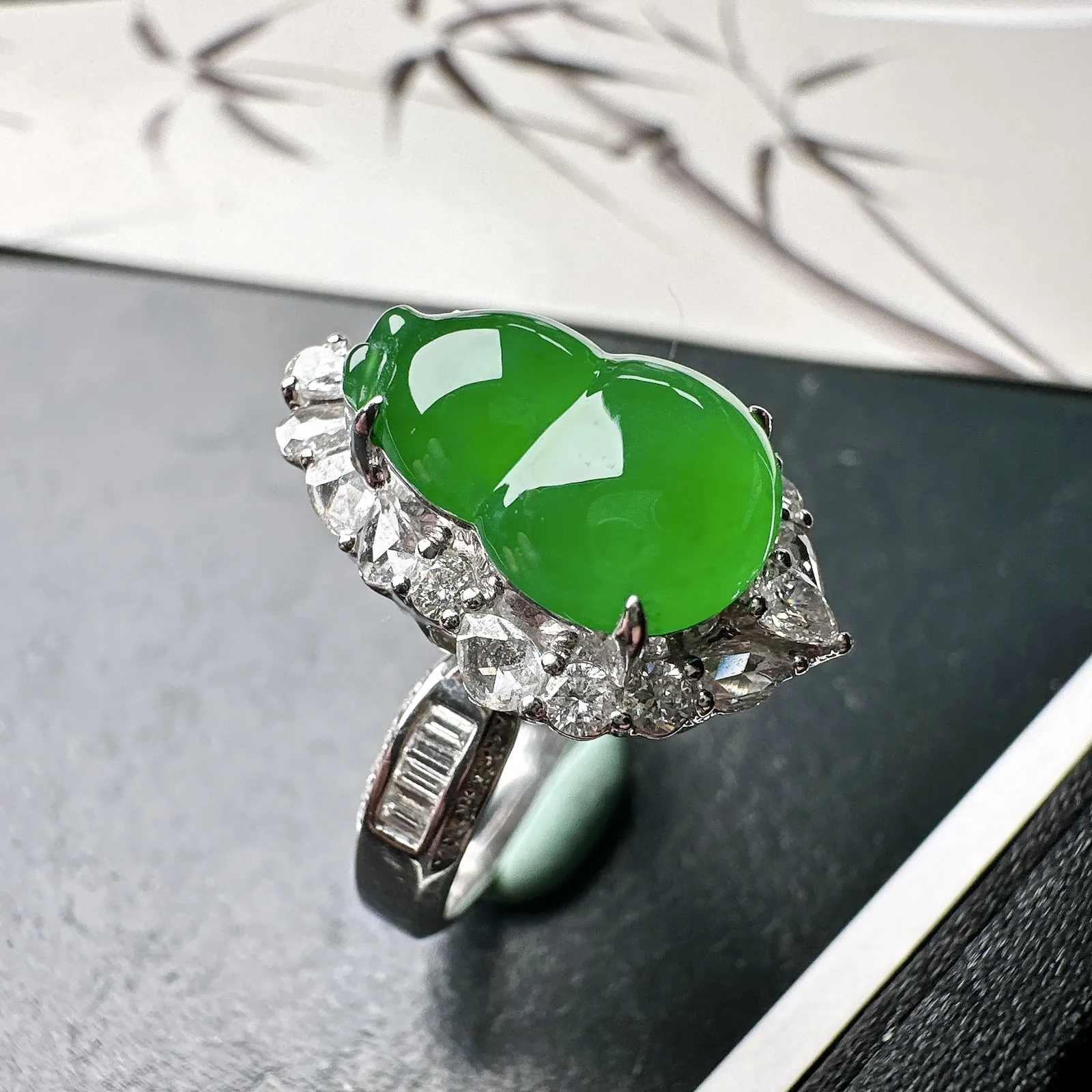 【冰种满绿葫芦戒指】种水色俱全，冰透闪亮，通透感饱满度很好，18k金钻豪华镶嵌，裸石尺寸13.3*9.4*4.4毫米