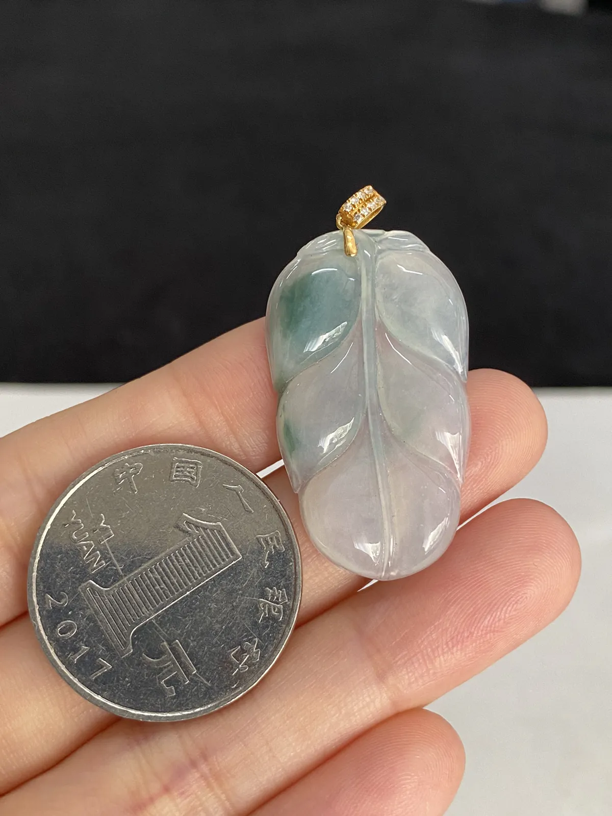 翡翠冰糯种白色叶子，伴钻石