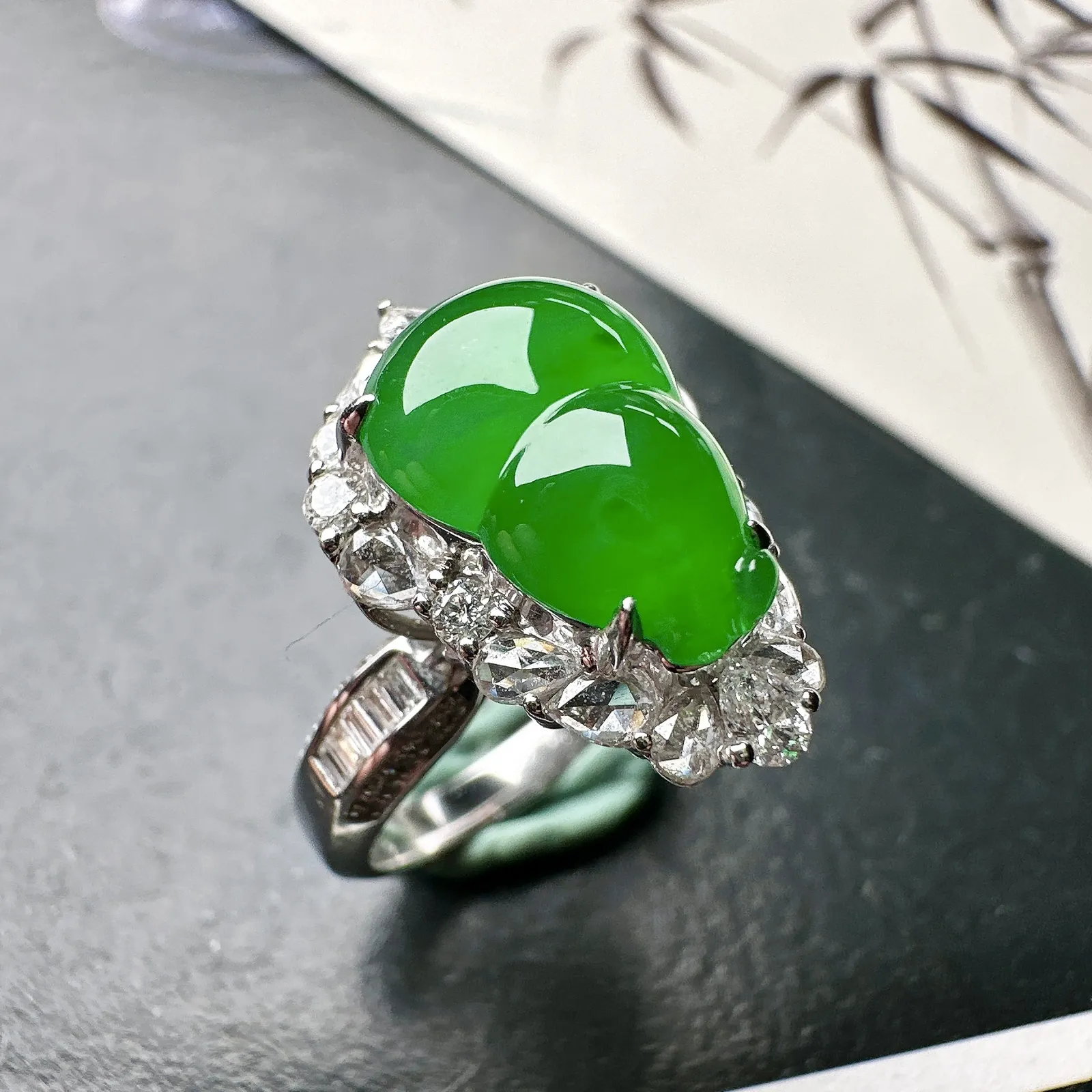 【冰种满绿葫芦戒指】种水色俱全，冰透闪亮，通透感饱满度很好，18k金钻豪华镶嵌，裸石尺寸13.3*9.4*4.4毫米