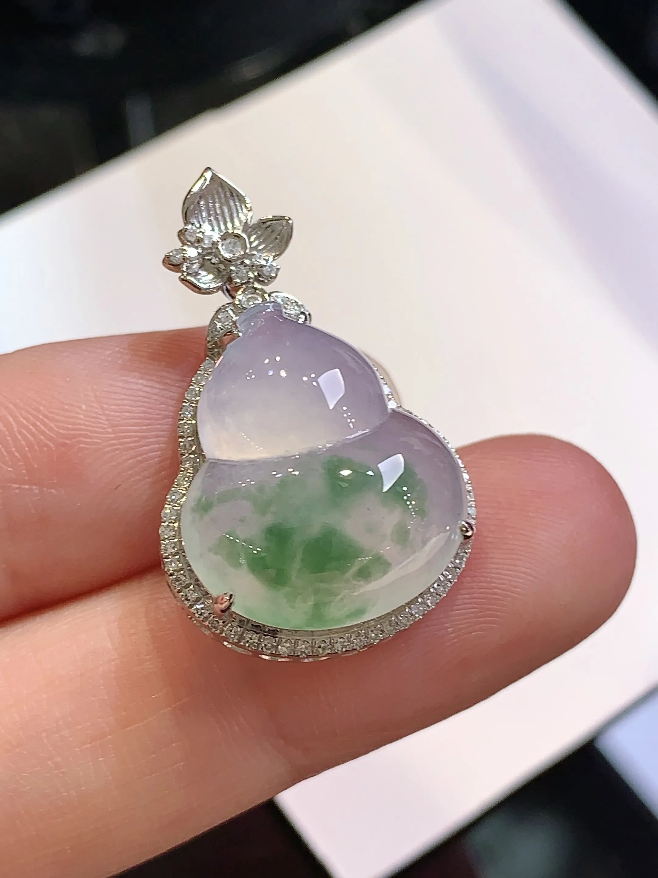 18k金钻镶嵌冰种葫芦吊坠 玉质细腻 色泽清新艳丽 整体尺寸27.5*17.1*9.5