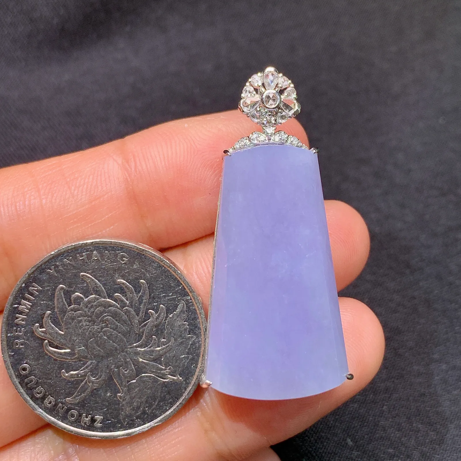 紫罗兰无事牌吊坠，18k金镶嵌，温润细腻，颜色鲜艳 尺寸37.7*17.5*7.6