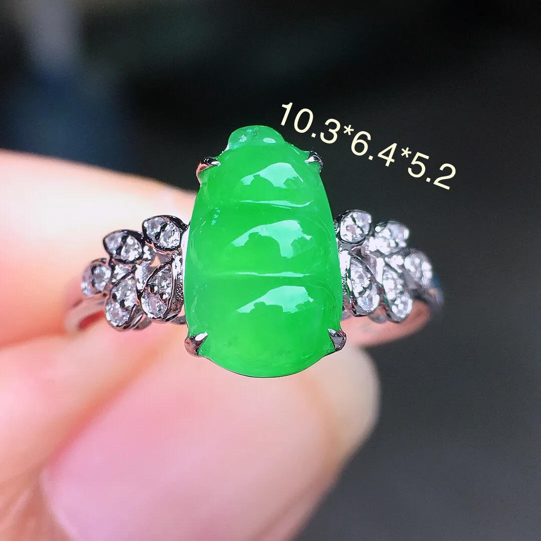 阳绿福豆戒指，色泽均匀艳丽，玉质细腻，荧光感超
强，饱满圆润，尽显优雅气质，18k
金豪华镶嵌