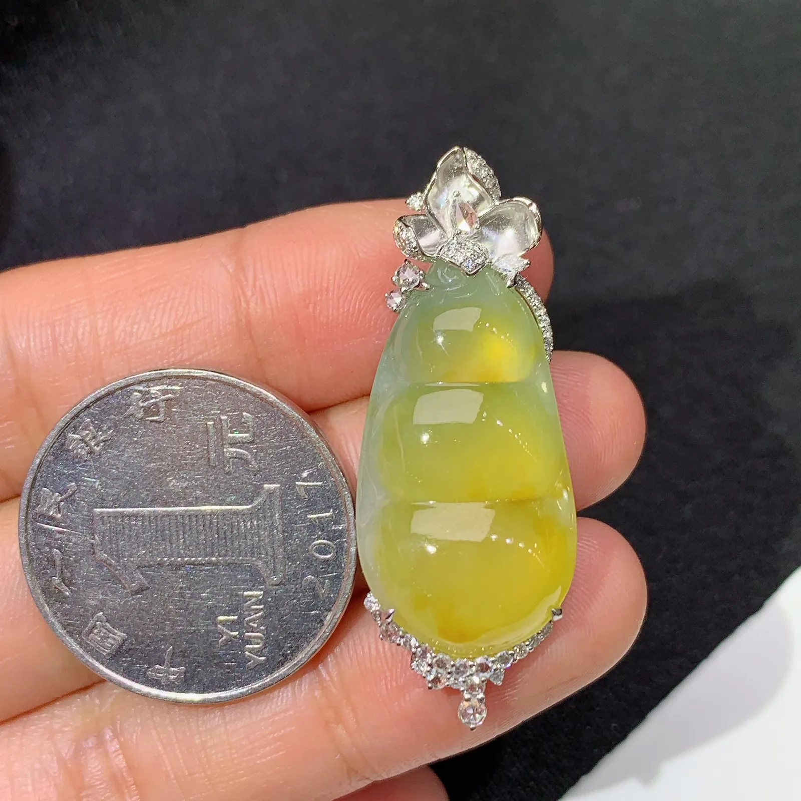 冰黄翡福豆吊坠，18k金镶嵌，冰透水润，颜色鲜亮 尺寸40*14.8*6.8